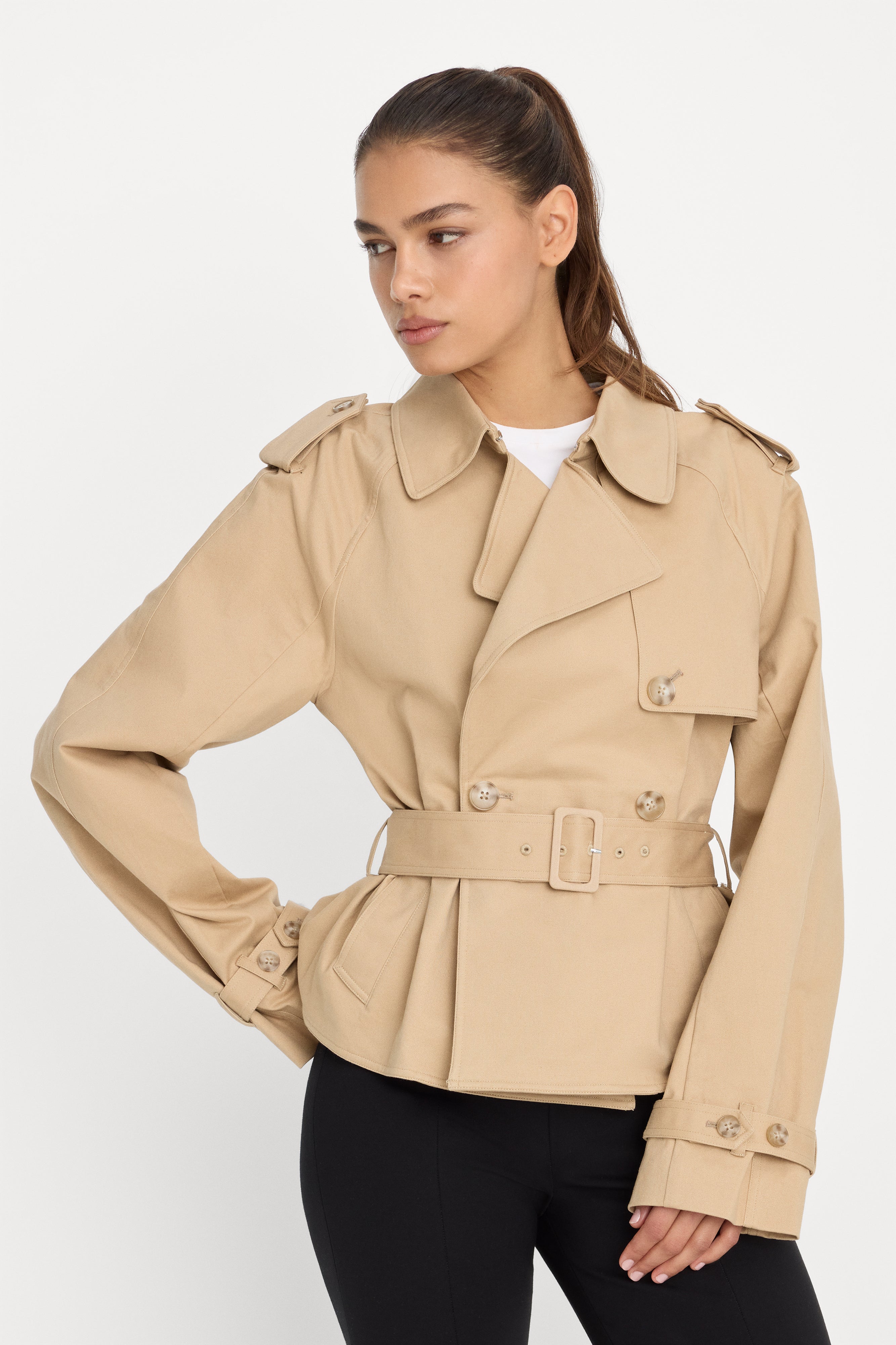 THE CROPPED TRENCH JACKET | SANDY FAWN – GOOD AMERICAN