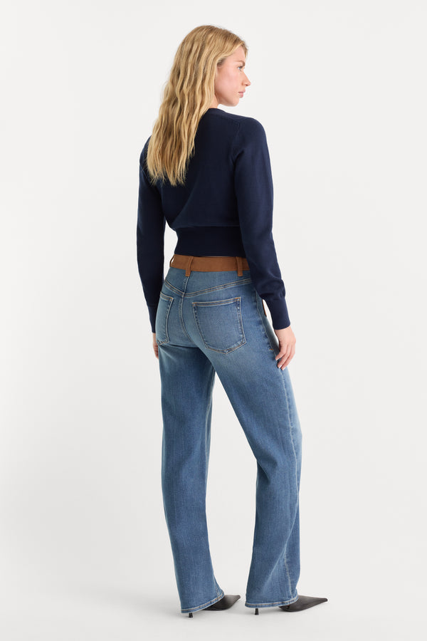GOOD TRUE STRAIGHT JEANS | CREST-6 | GOOD AMERICAN | MODEL