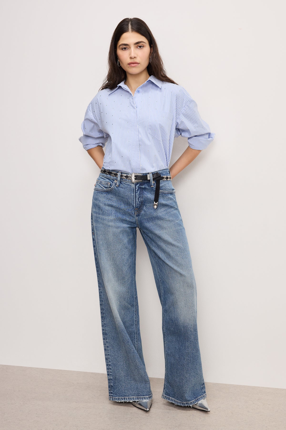 GOOD EASE PETITE RELAXED JEANS | INDIGO575-1 | GOOD AMERICAN | MODEL_A