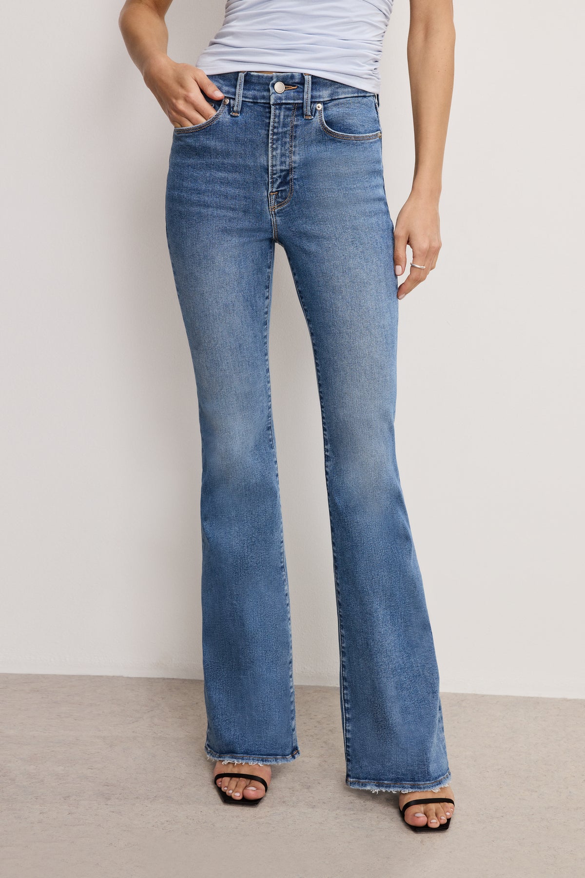 ALWAYS FITS GOOD LEGS FLARE JEANS | INDIGO316-2 | GOOD AMERICAN | MODEL_A