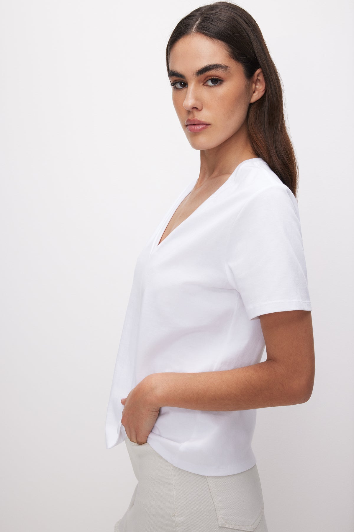 COTTON CLASSIC V-NECK TEE | WHITE001-3 | GOOD AMERICAN | MODEL_A