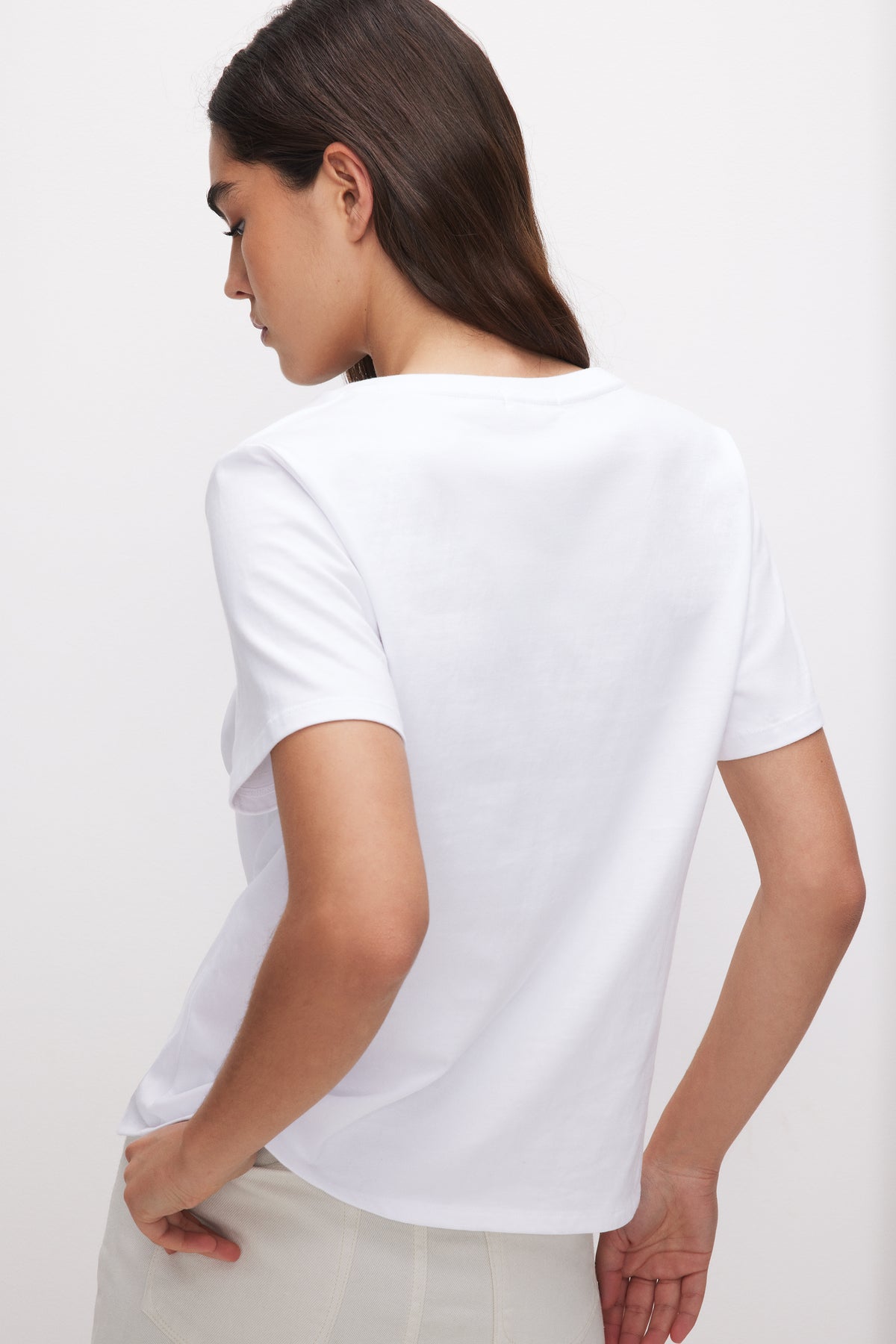 COTTON CLASSIC V-NECK TEE | WHITE001-4 | GOOD AMERICAN | MODEL_A