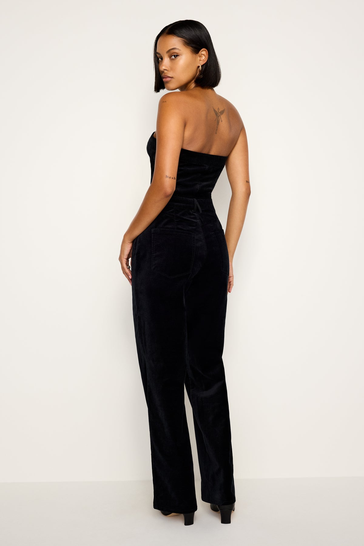 FIT FOR SUCCESS STRAPLESS VELVET JUMPSUIT | BLACK001-3 | GOOD AMERICAN | MODEL_A
