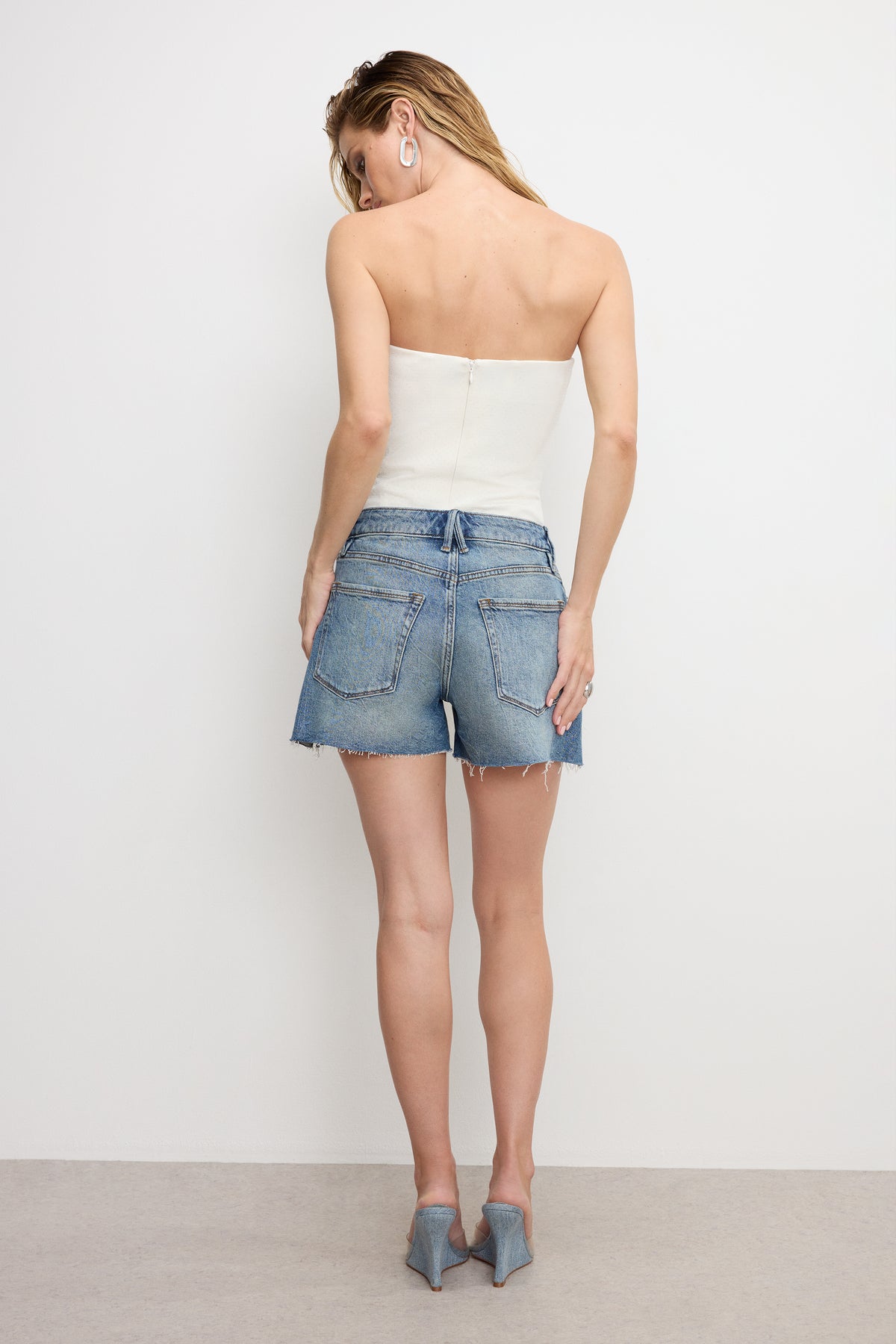GOOD GIRLFRIEND SHORTS | INDIGO804-3 | GOOD AMERICAN | MODEL_A
