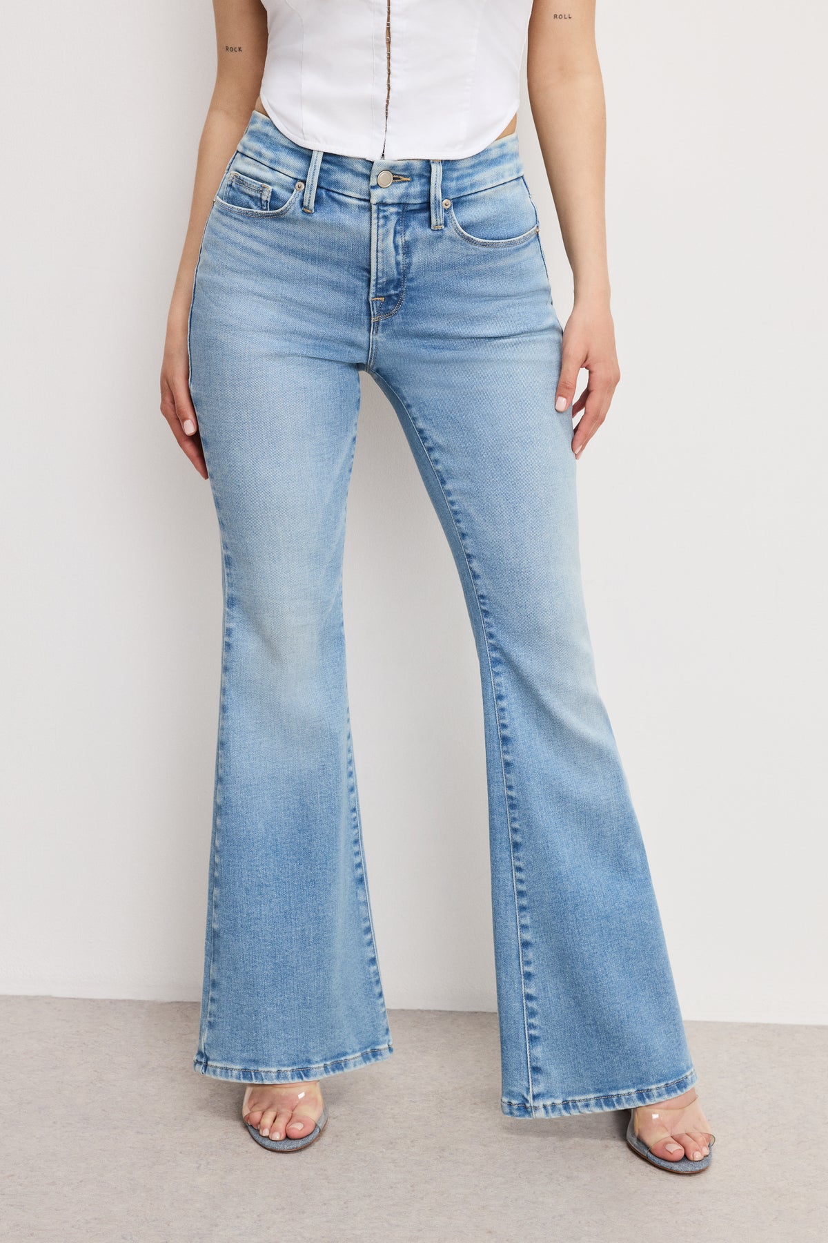 DOLLY JOLEANS PETITE FLARE JEANS | INDIGO1019-2 | GOOD AMERICAN | MODEL_A