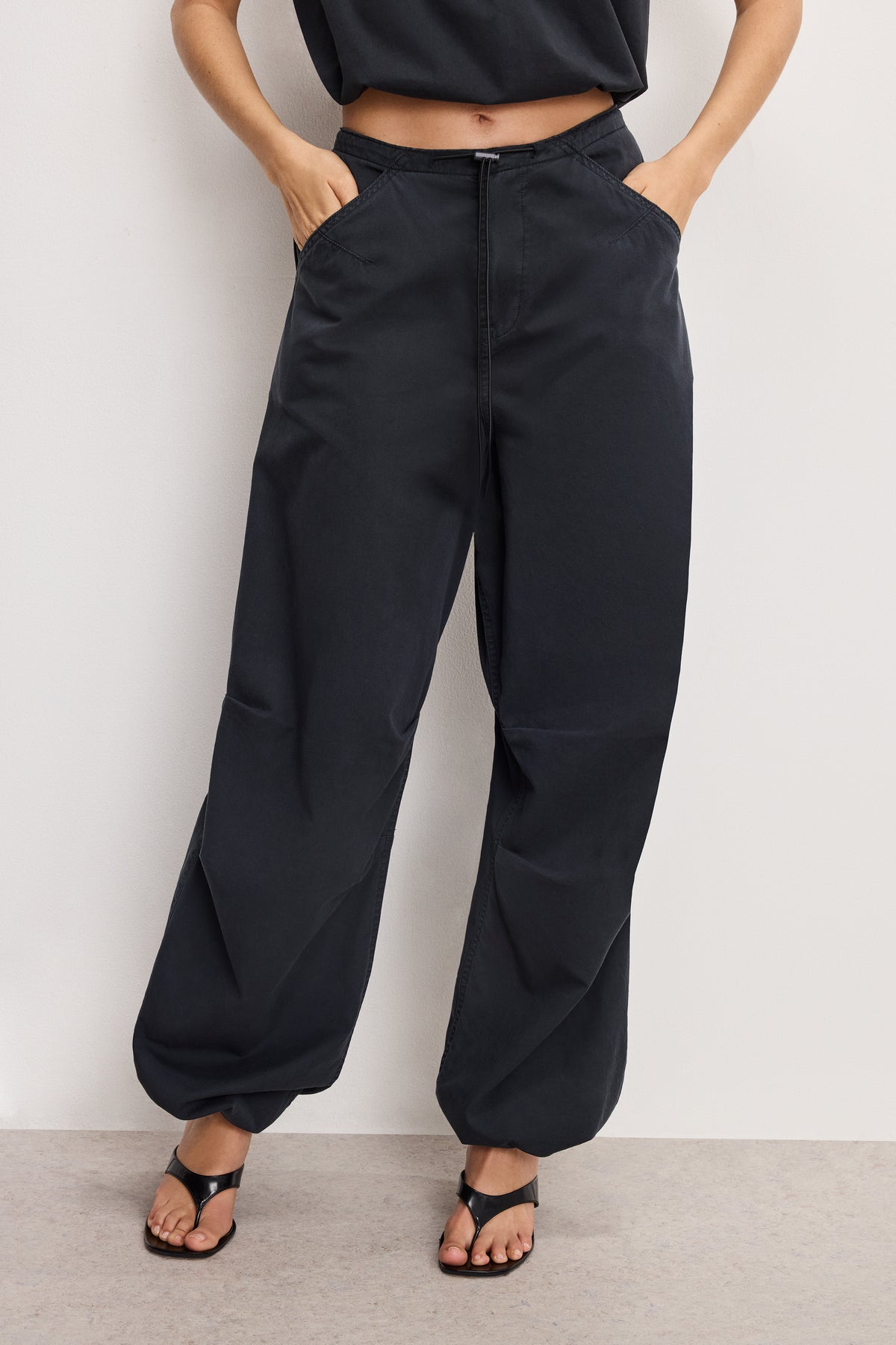TWILL PARACHUTE PANTS | BLACK001-8 | GOOD AMERICAN | MODEL_A