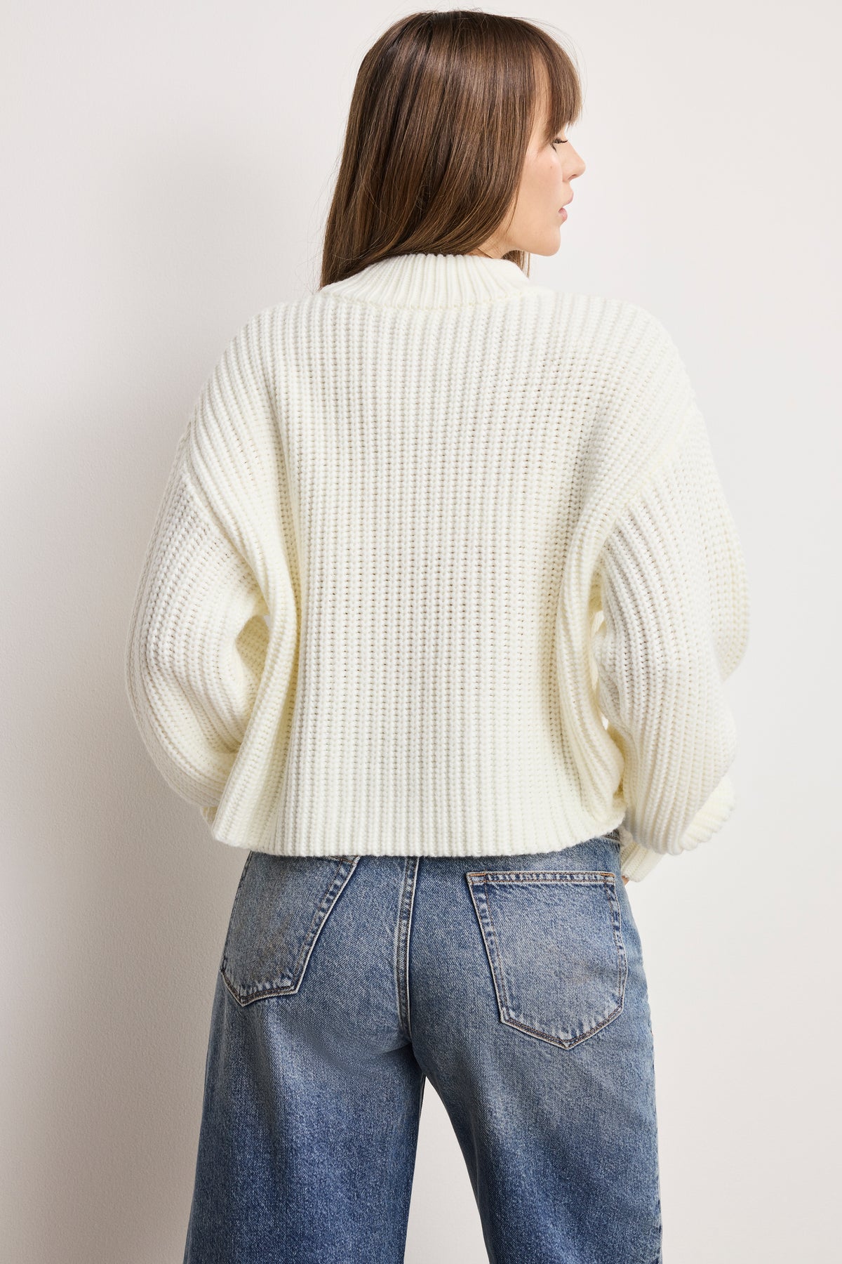 CHUNKY KNIT MOCK NECK SWEATER | IVORY003-4 | GOOD AMERICAN | MODEL_A