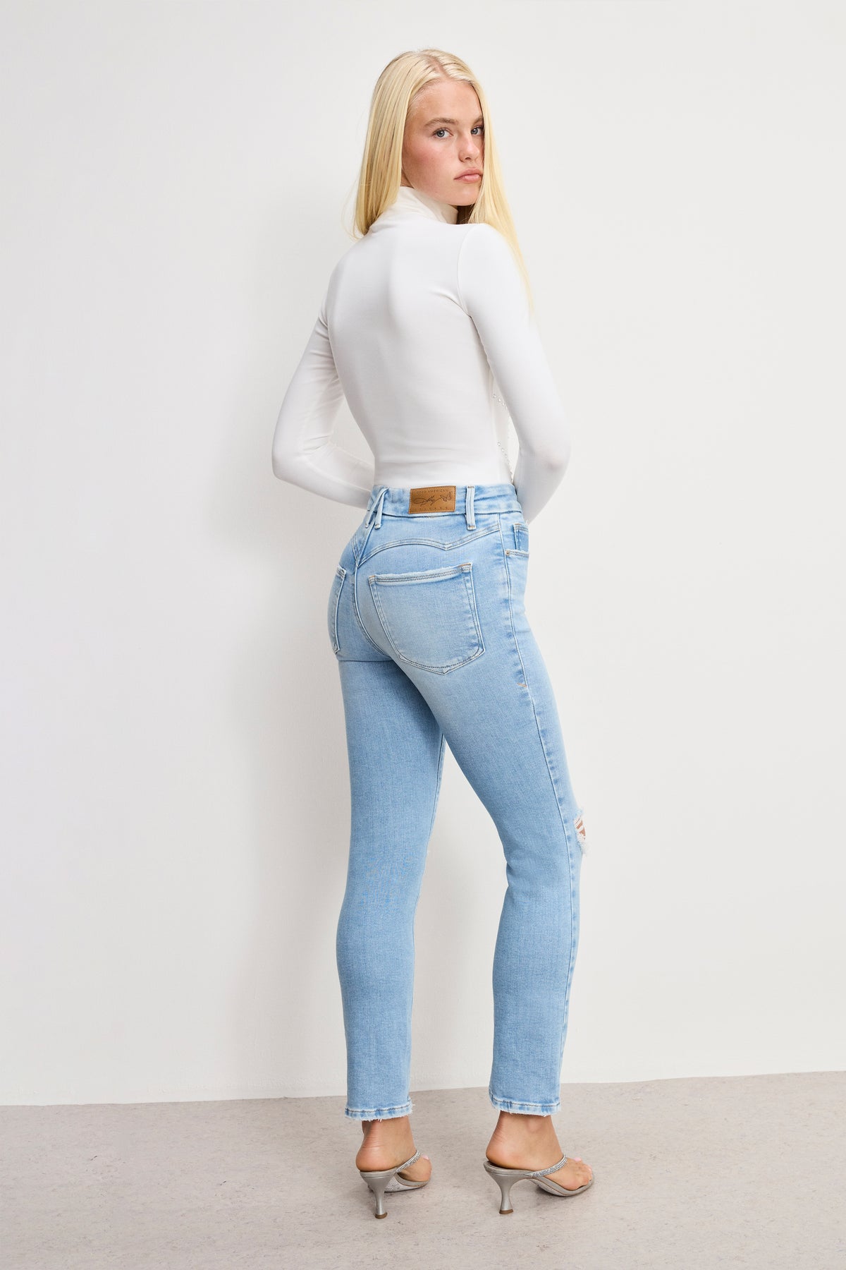 DOLLY JOLEANS STRAIGHT JEANS | INDIGO1081-4 | GOOD AMERICAN | MODEL_A