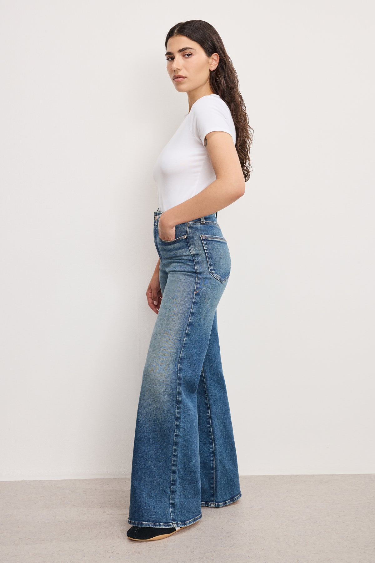 SOFT TECH GOOD PETITE PALAZZO JEANS | INDIGO986-4 | GOOD AMERICAN | MODEL_A