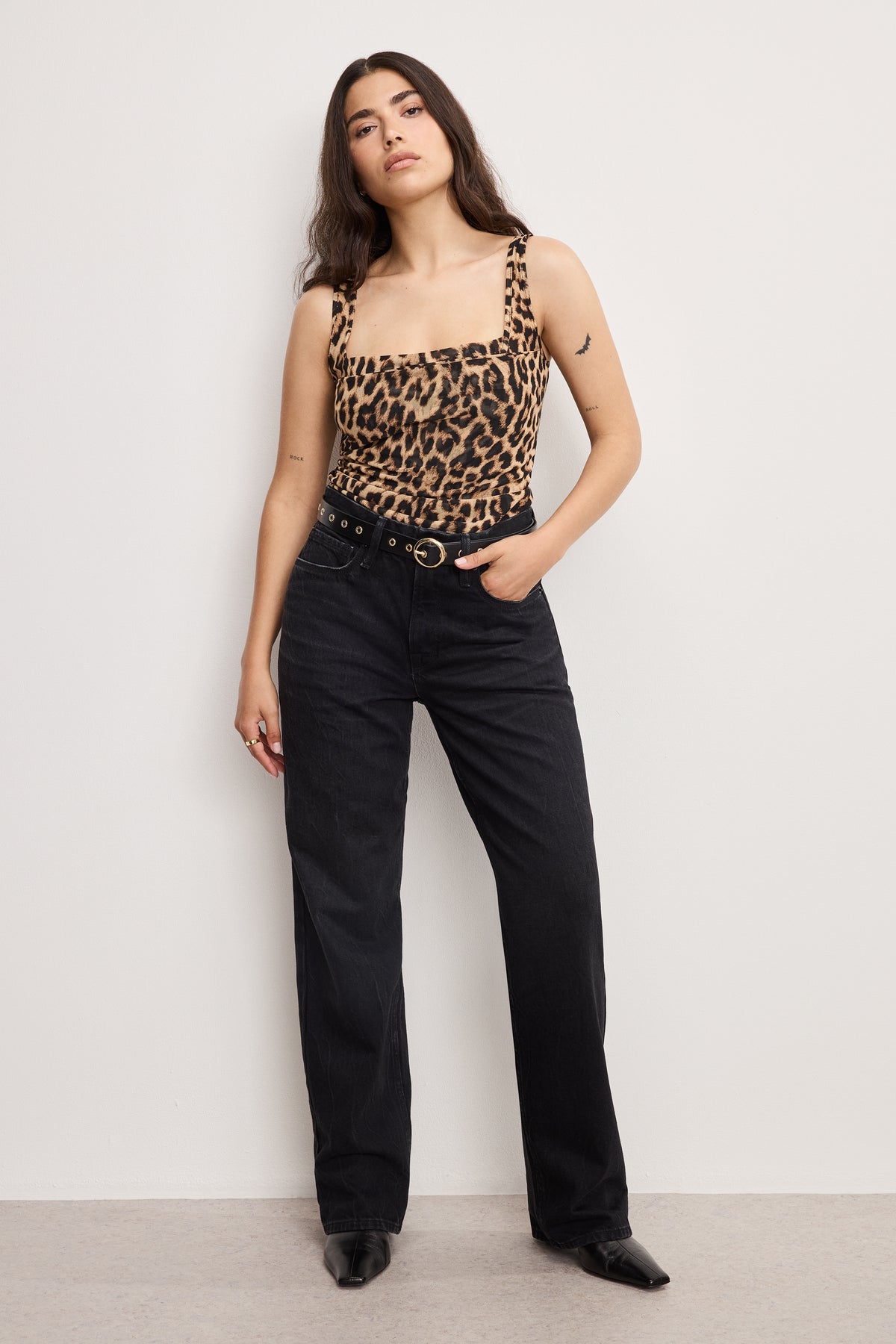 GOOD PETITE 90s RELAXED JEANS | BLACK406-1 | GOOD AMERICAN | MODEL_A