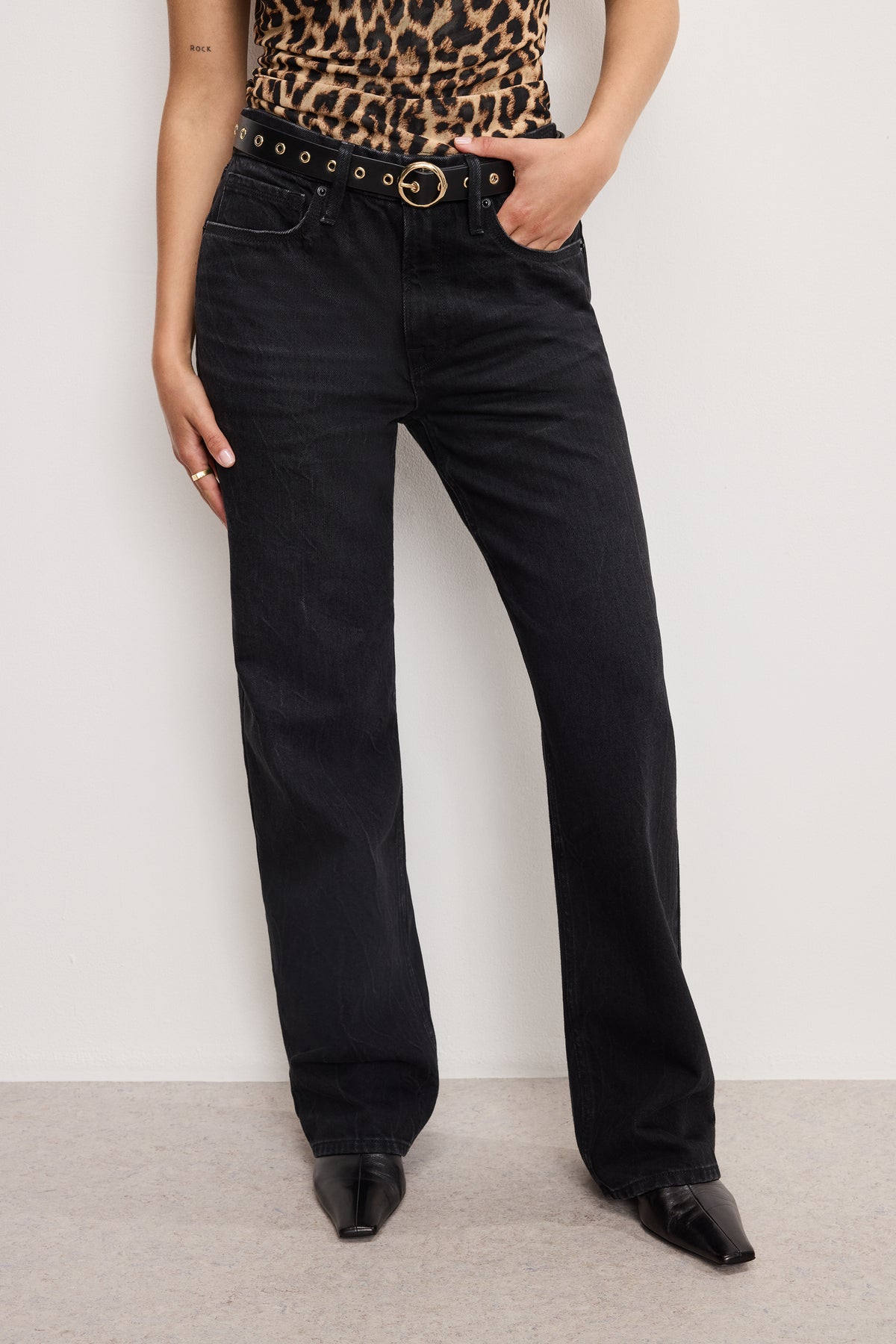 GOOD PETITE 90s RELAXED JEANS | BLACK406-2 | GOOD AMERICAN | MODEL_A