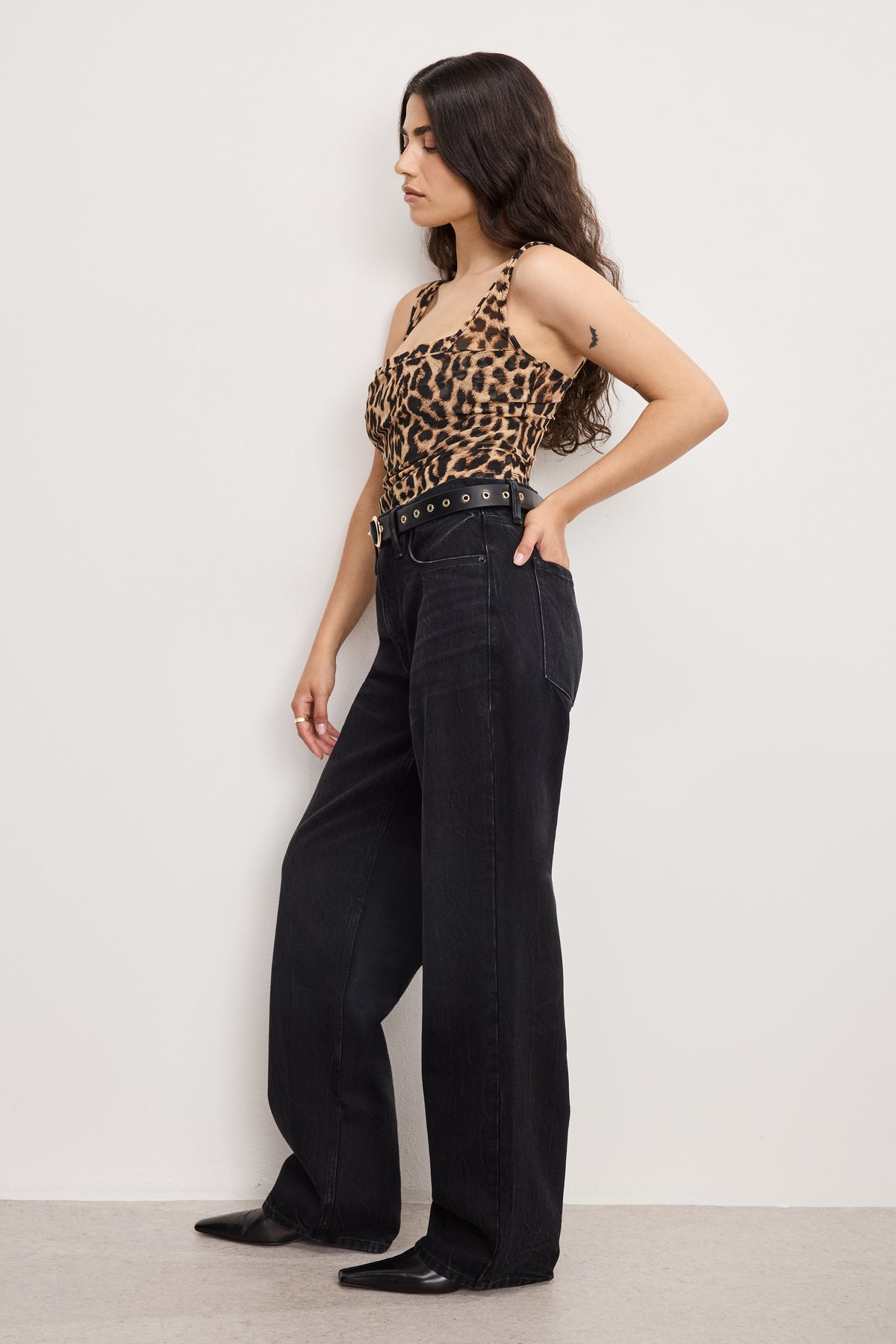 GOOD PETITE 90s RELAXED JEANS | BLACK406-3 | GOOD AMERICAN | MODEL_A