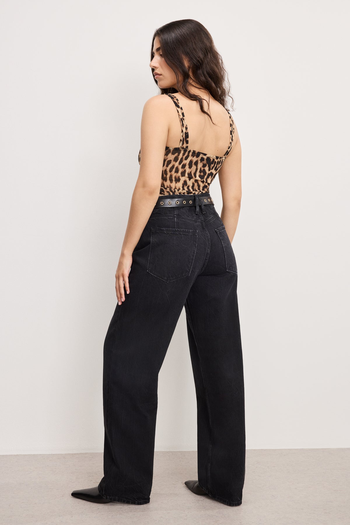 GOOD PETITE 90s RELAXED JEANS | BLACK406-4 | GOOD AMERICAN | MODEL_A