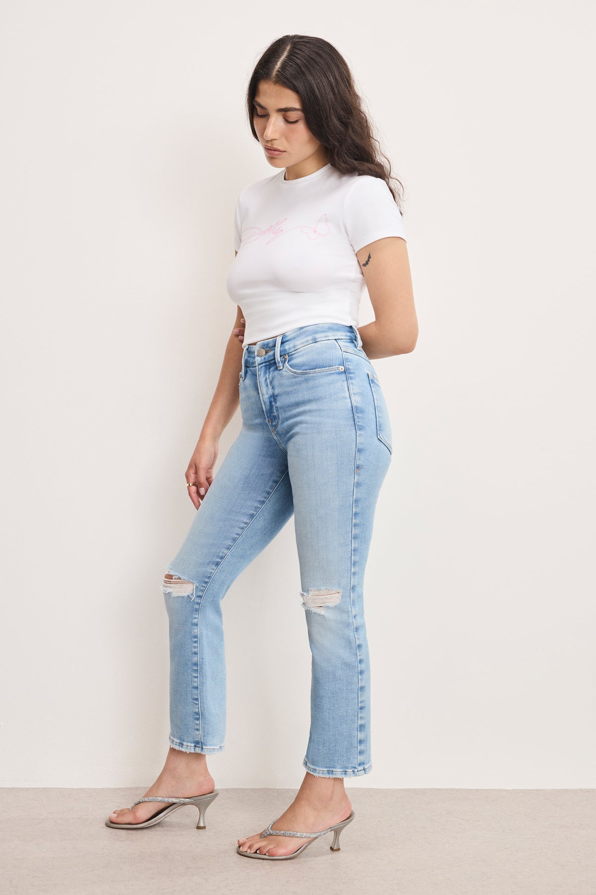 DOLLY JOLEANS PETITE STRAIGHT JEANS | INDIGO1081-1 | GOOD AMERICAN | MODEL_A