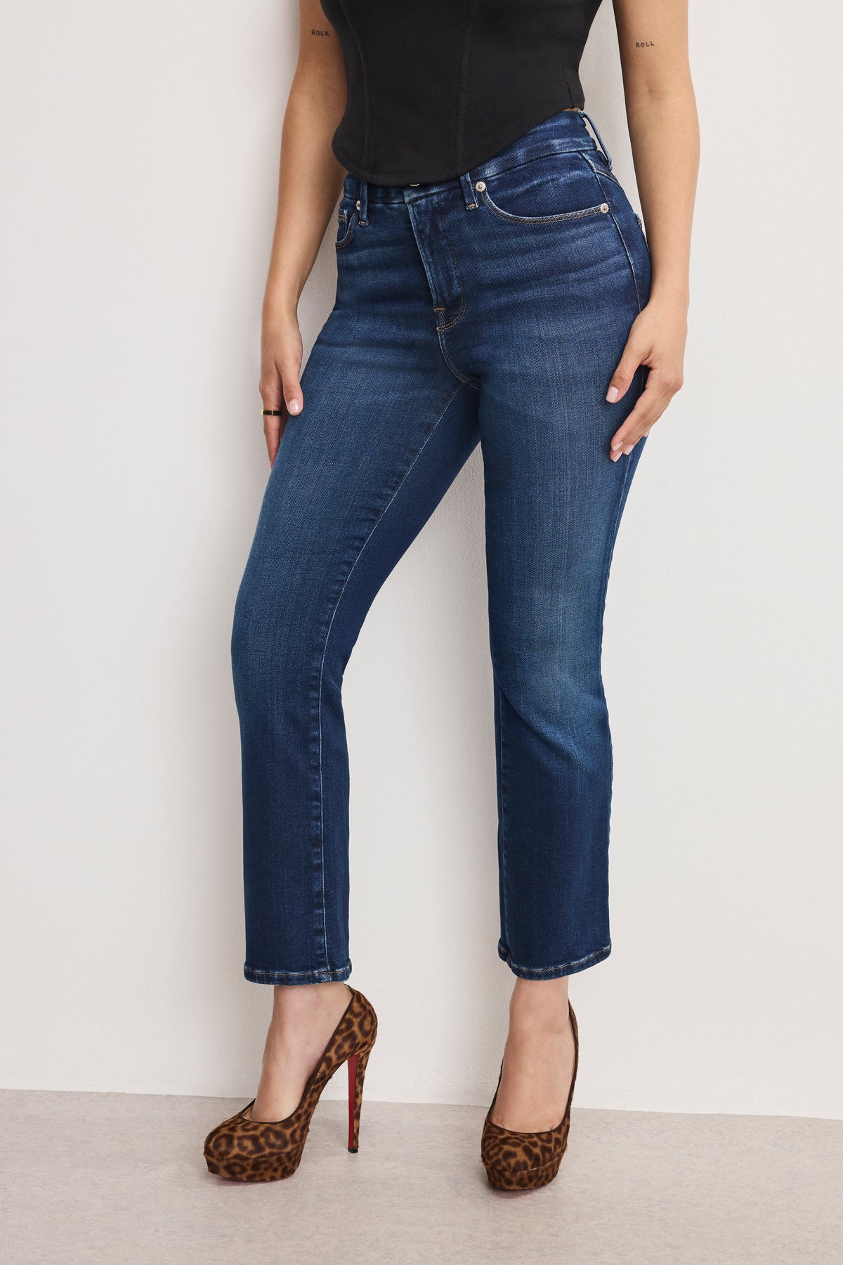 DOLLY JOLEANS PETITE STRAIGHT JEANS | INDIGO1080-2 | GOOD AMERICAN | MODEL_A