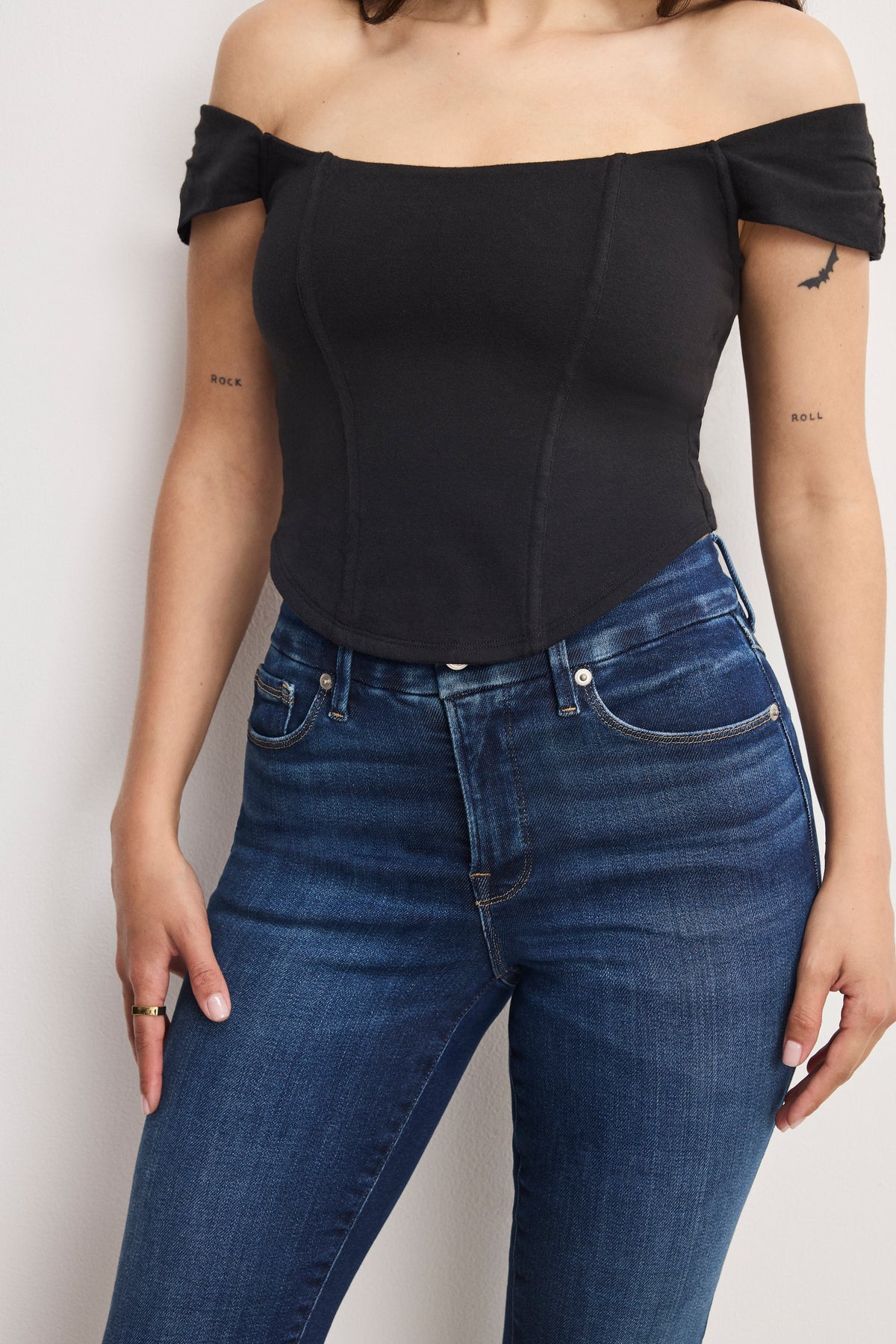 DOLLY JOLEANS PETITE STRAIGHT JEANS | INDIGO1080-5 | GOOD AMERICAN | MODEL_A