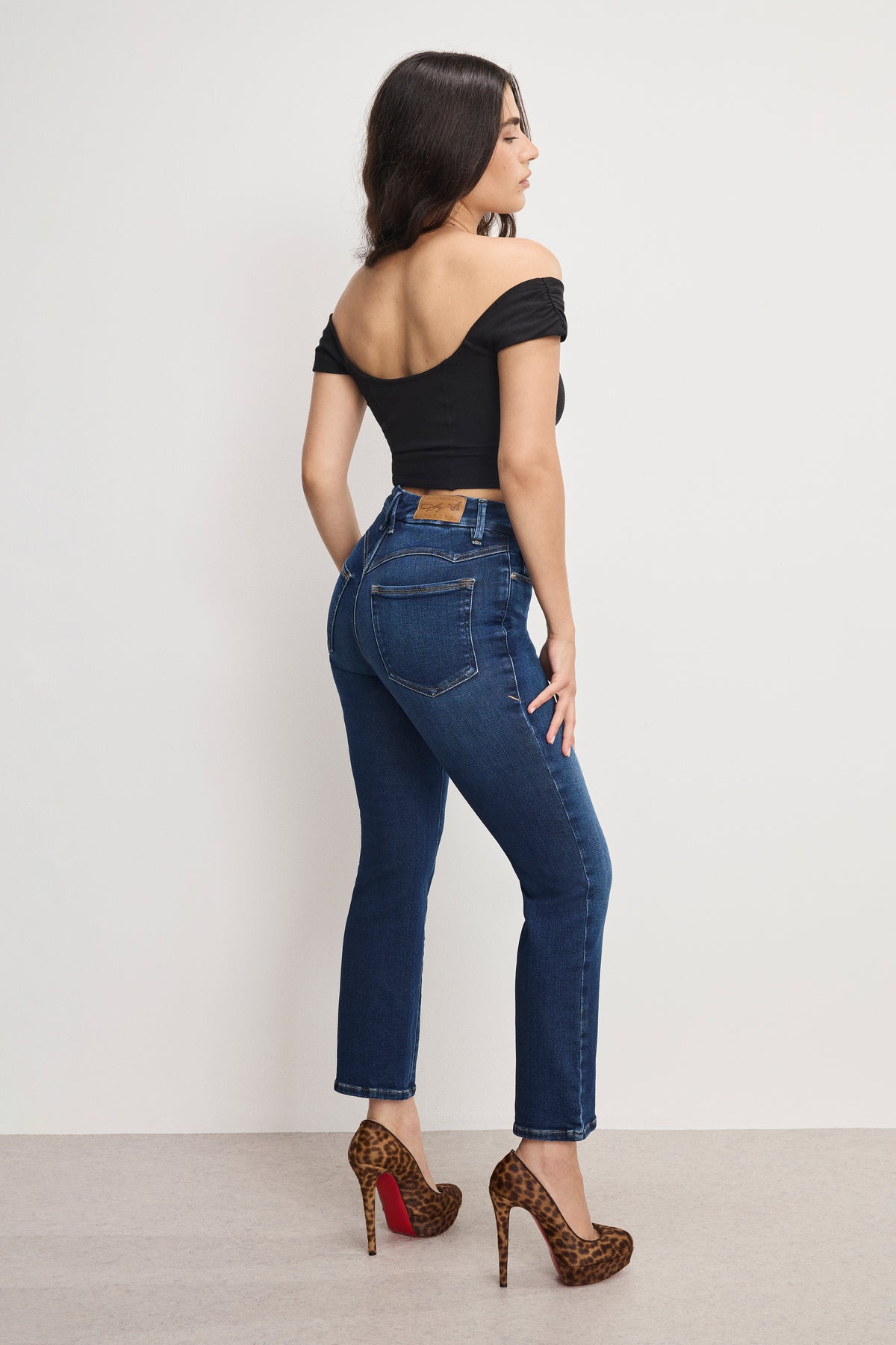 DOLLY JOLEANS PETITE STRAIGHT JEANS | INDIGO1080-1 | GOOD AMERICAN | MODEL_A