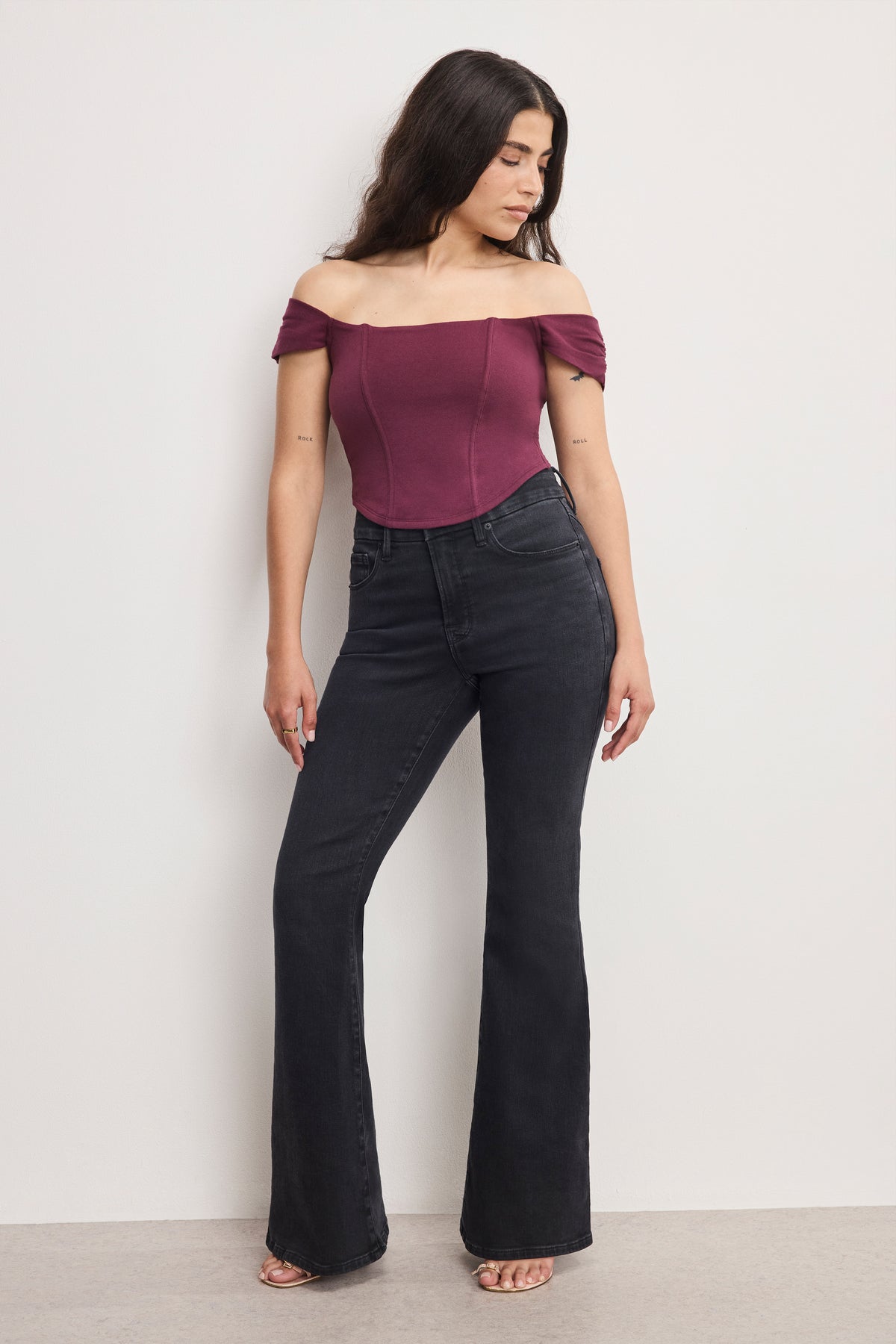 DOLLY JOLEANS PETITE FLARE JEANS | BLACK391-1 | GOOD AMERICAN | MODEL_A