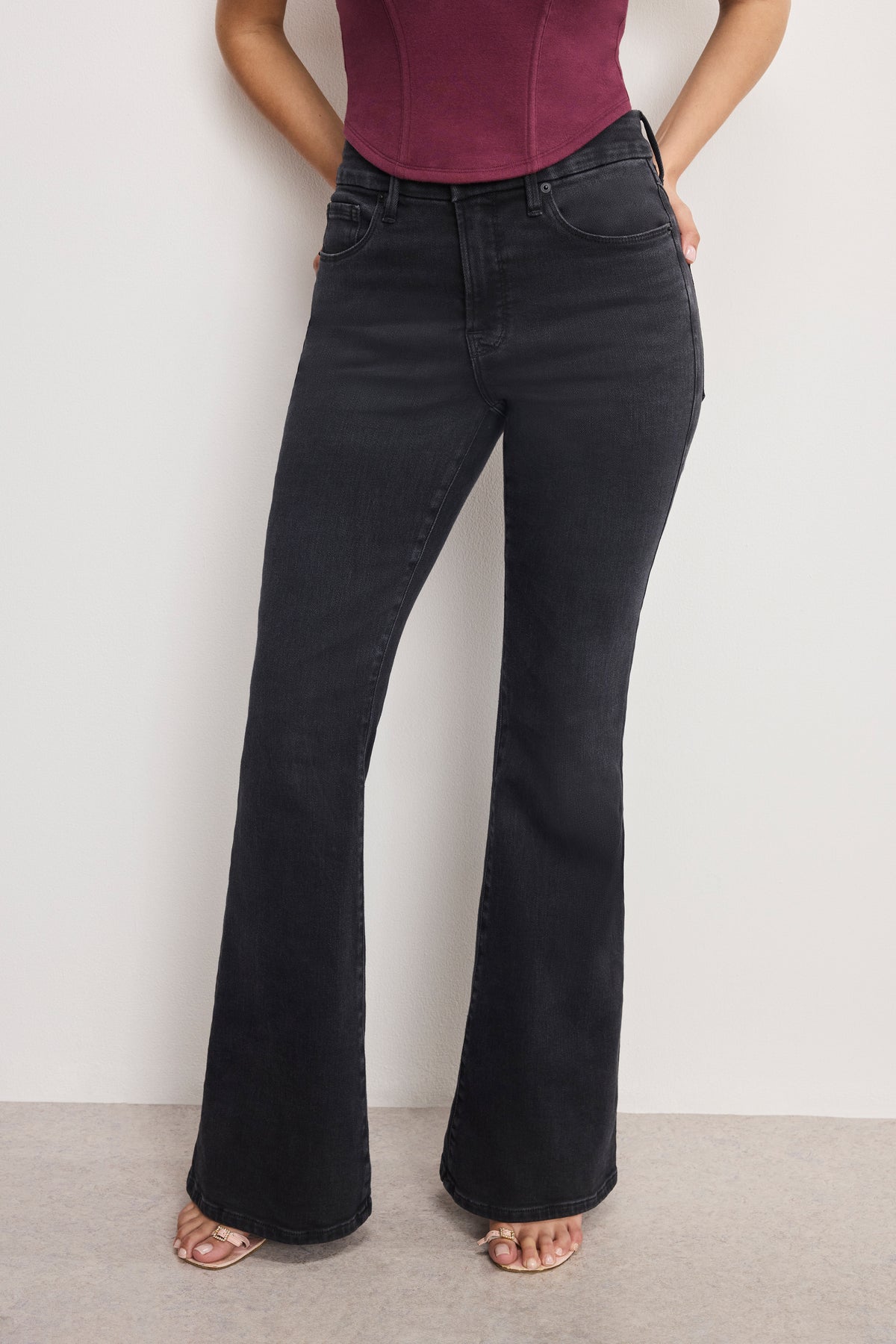 DOLLY JOLEANS PETITE FLARE JEANS | BLACK391-2 | GOOD AMERICAN | MODEL_A