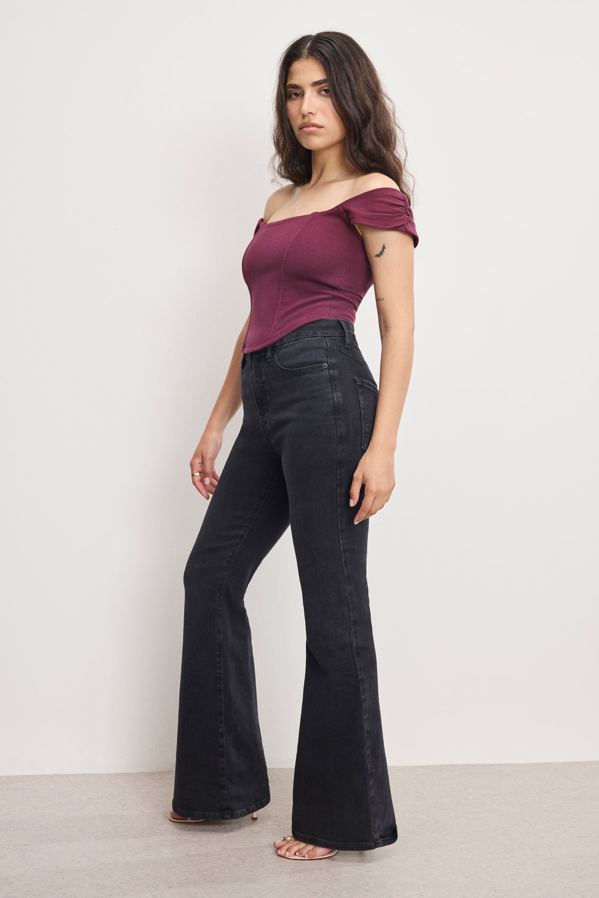 DOLLY JOLEANS PETITE FLARE JEANS | BLACK391-3 | GOOD AMERICAN | MODEL_A