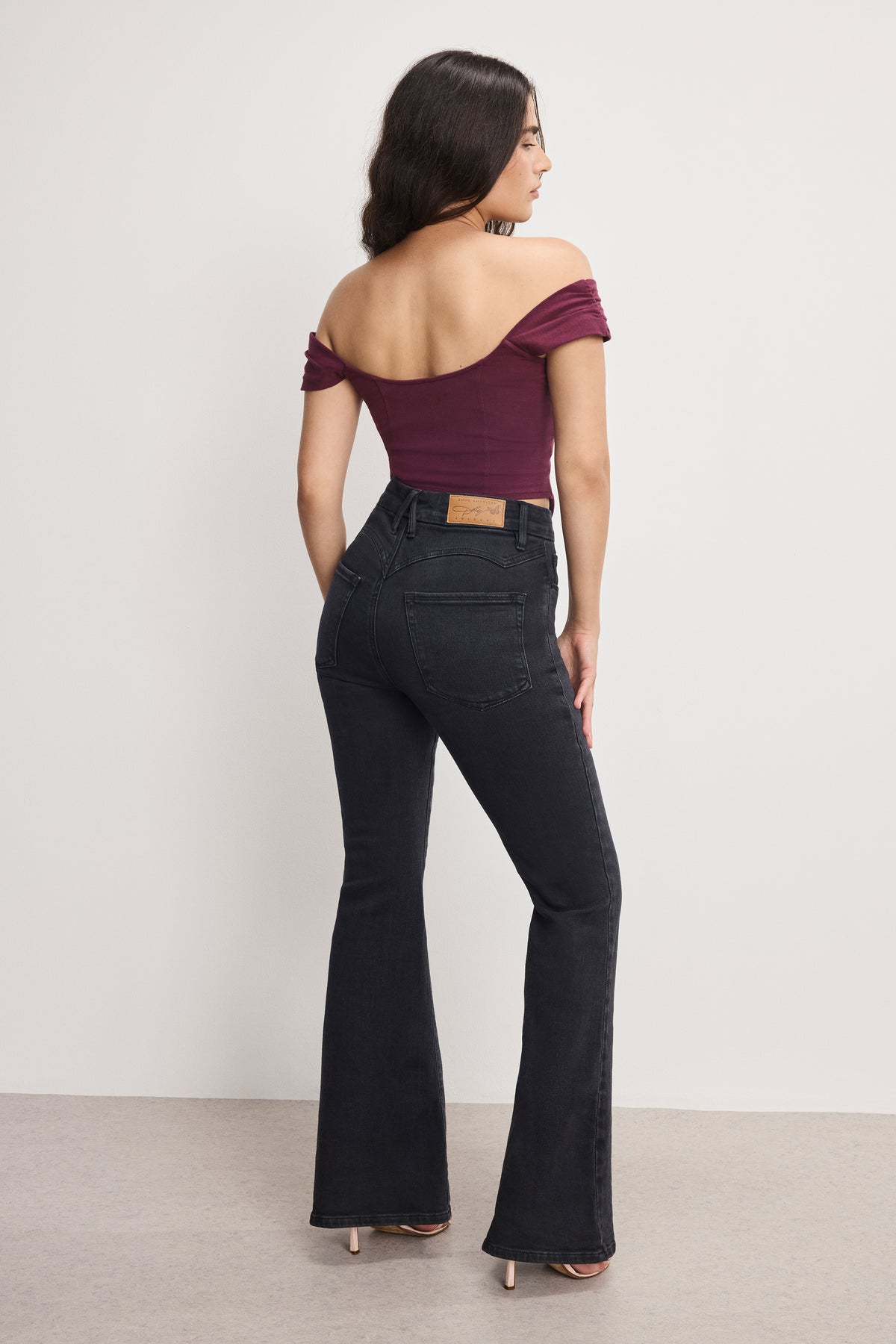 DOLLY JOLEANS PETITE FLARE JEANS | BLACK391-5 | GOOD AMERICAN | MODEL_A