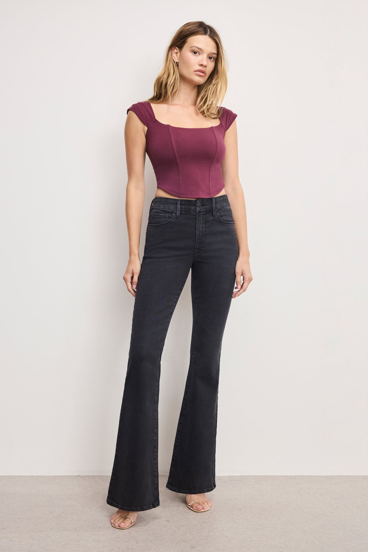 DOLLY JOLEANS FLARE JEANS | BLACK391-1 | GOOD AMERICAN | MODEL_A