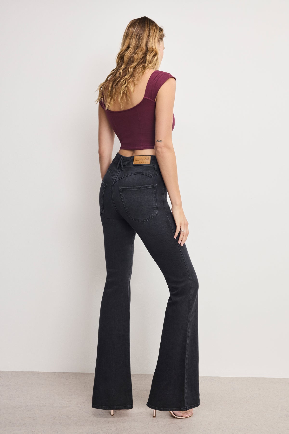 DOLLY JOLEANS FLARE JEANS | BLACK391-3 | GOOD AMERICAN | MODEL_A