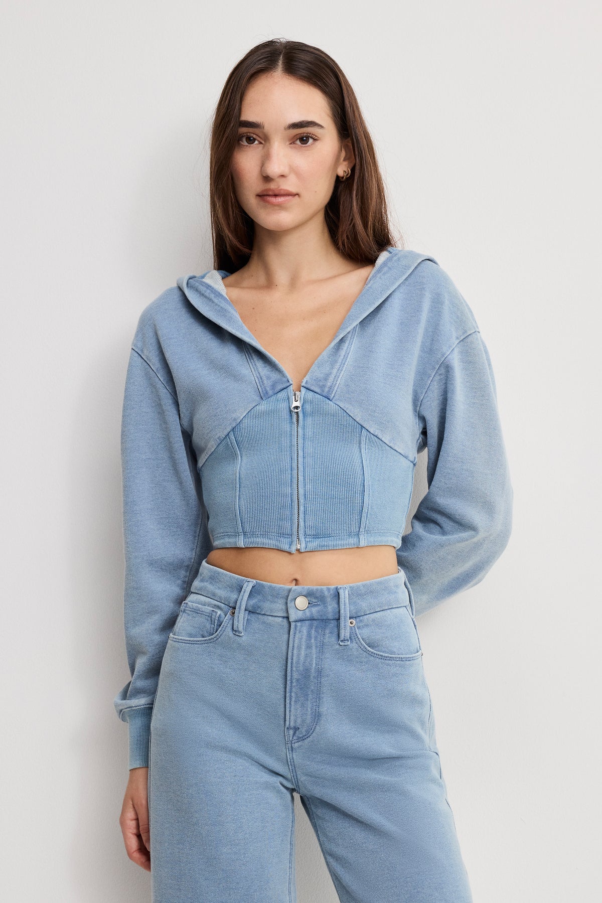 JEANIUS ZIP UP HOODIE | INDIGO1157-1 | GOOD AMERICAN | MODEL_A