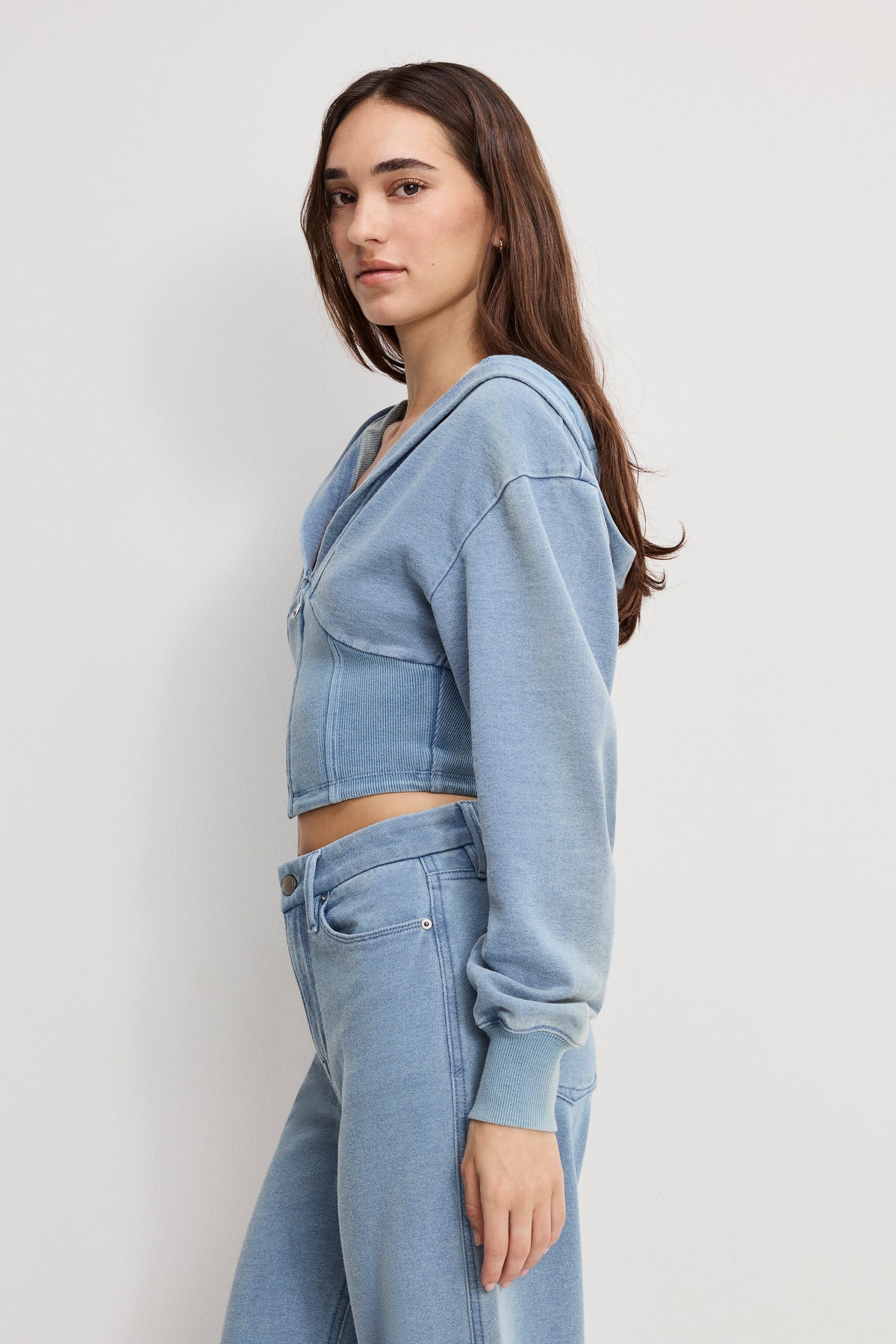 JEANIUS ZIP UP HOODIE | INDIGO1157-4 | GOOD AMERICAN | MODEL_A