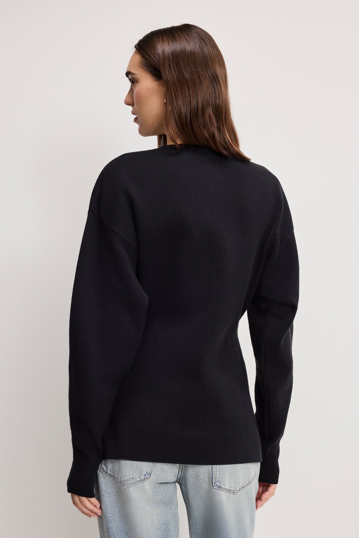 EXAGGERATED SLEEVE CARDIGAN SWEATER | BLACK001-4 | GOOD AMERICAN | MODEL_A