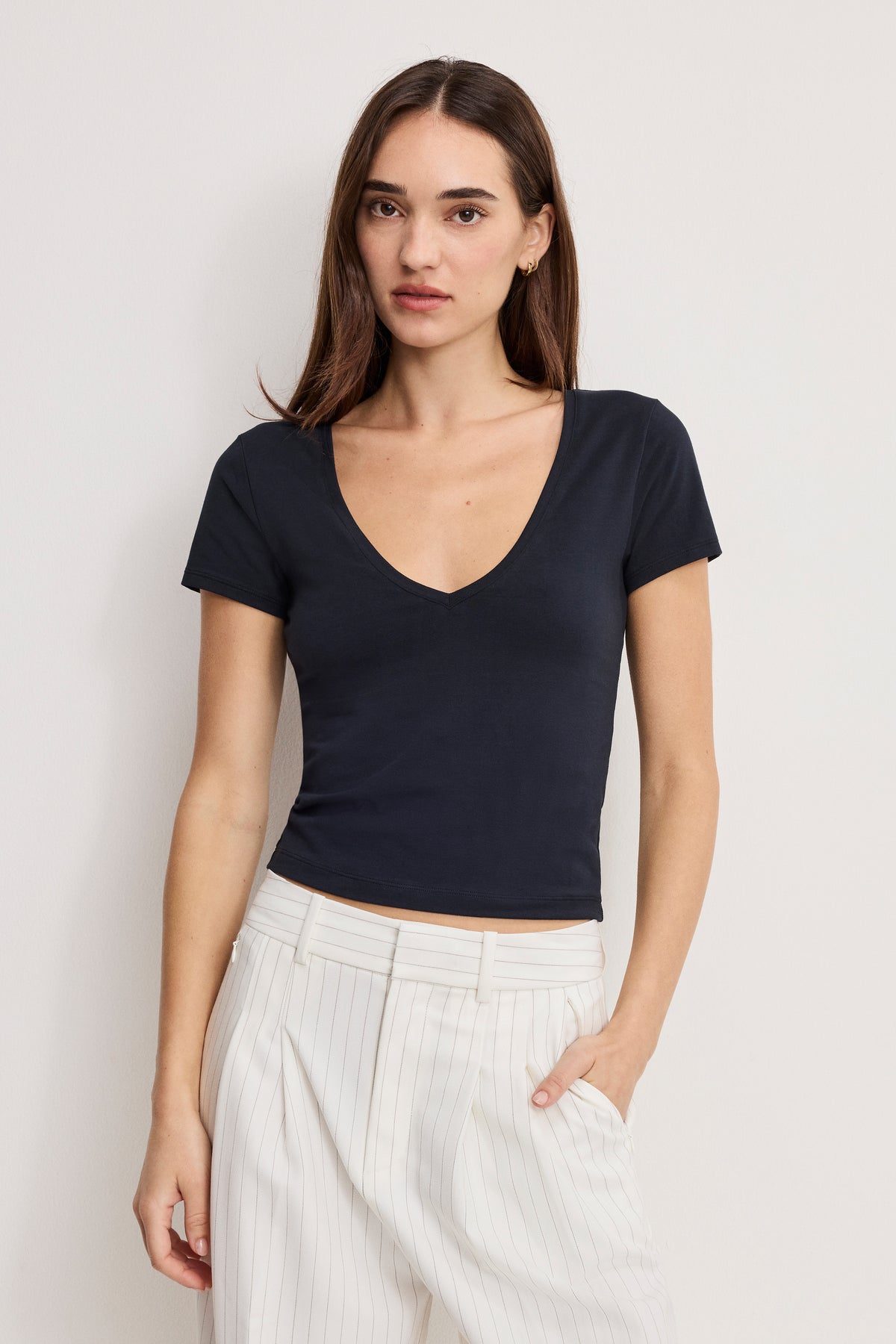 SUPER STRETCH V NECK BABY TEE | BLACK001