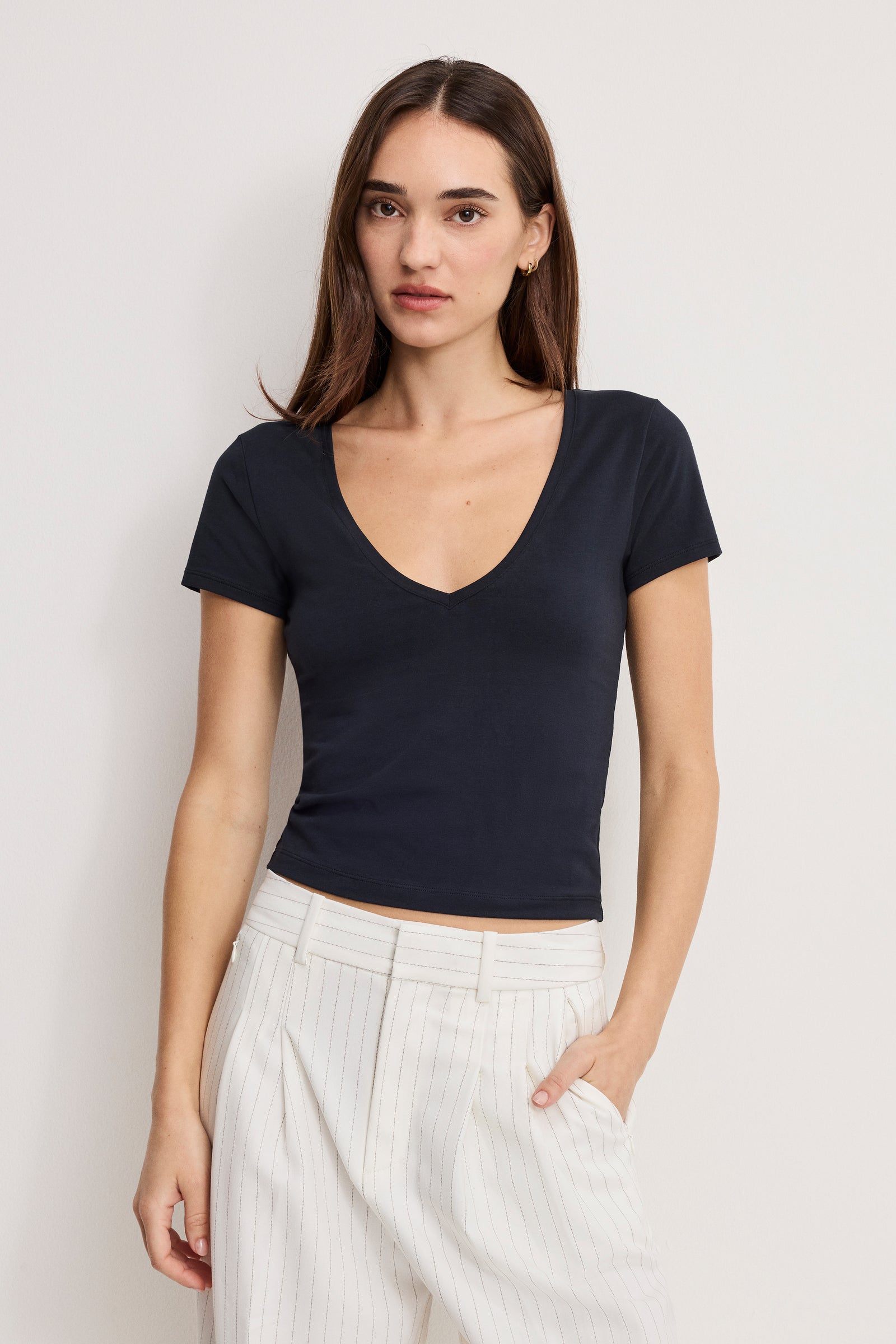 SUPER STRETCH V NECK BABY TEE | BLACK001