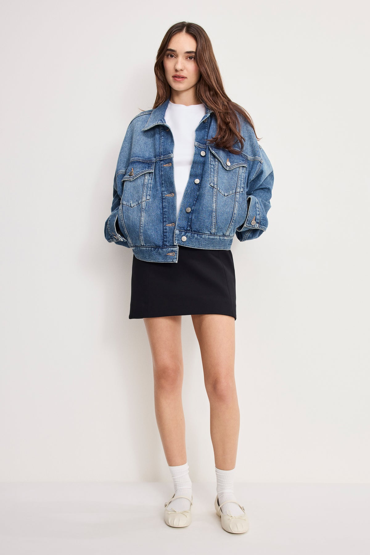 CROPPED PLEATED TRUCKER JACKET | INDIGO1100-1 | GOOD AMERICAN | MODEL_A