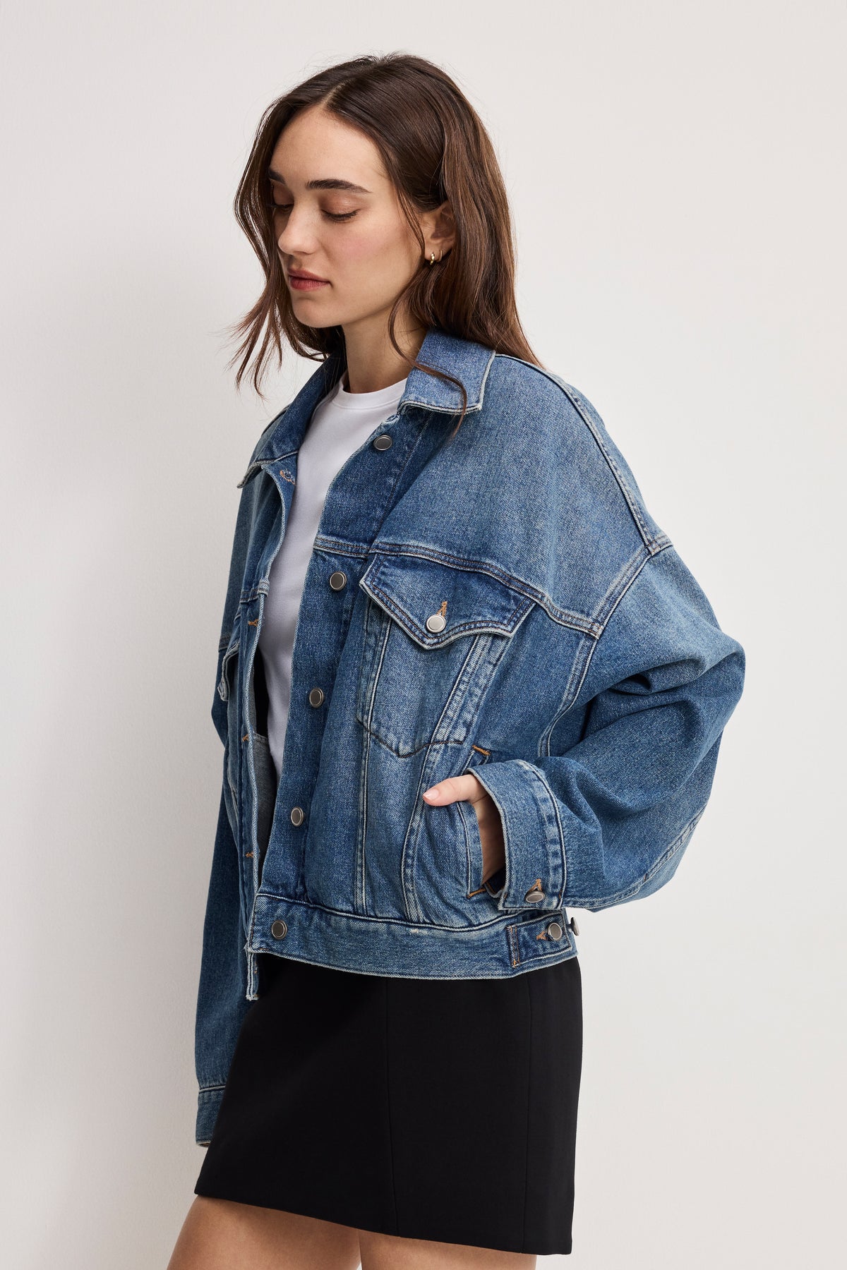 CROPPED PLEATED TRUCKER JACKET | INDIGO1100-3 | GOOD AMERICAN | MODEL_A