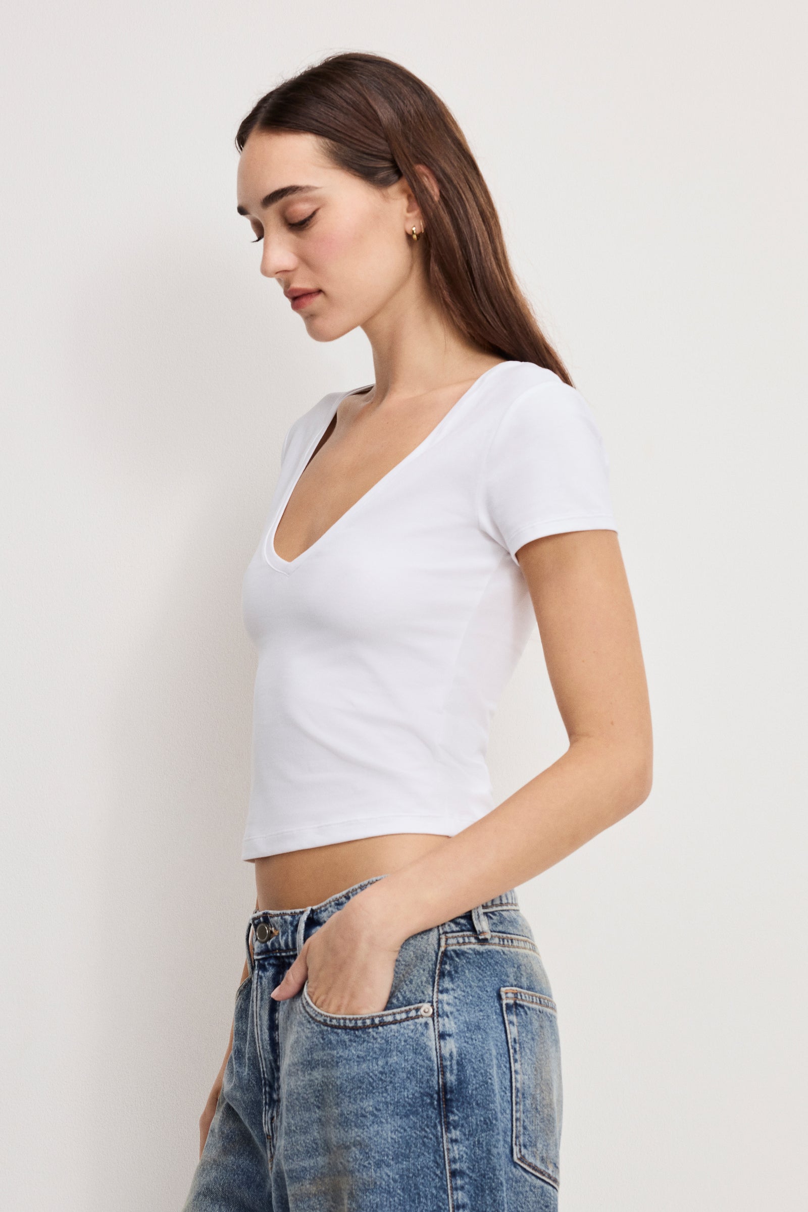 SUPER STRETCH V NECK BABY TEE | WHITE001