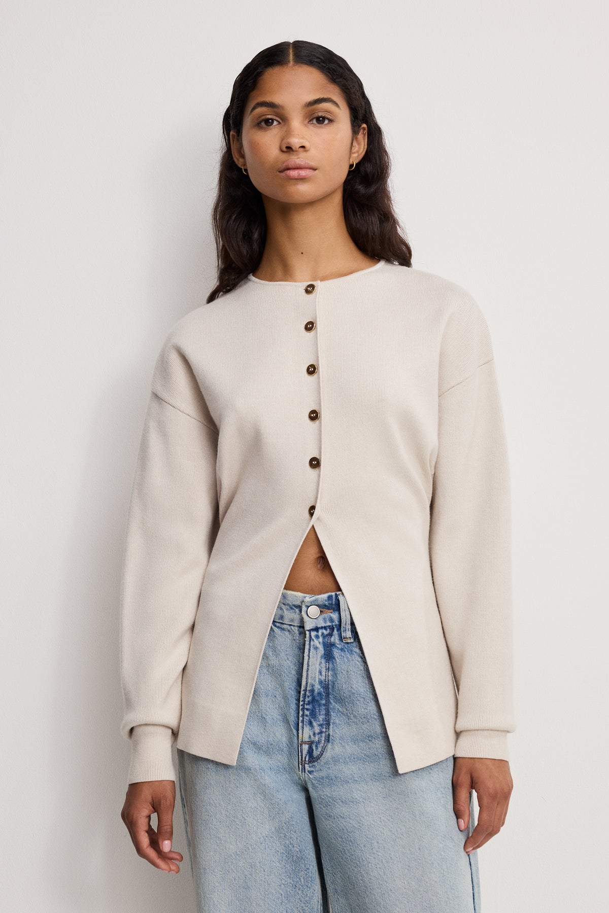 EXAGGERATED SLEEVE CARDIGAN SWEATER | LIGHT TAUPE-1 | GOOD AMERICAN | MODEL_A