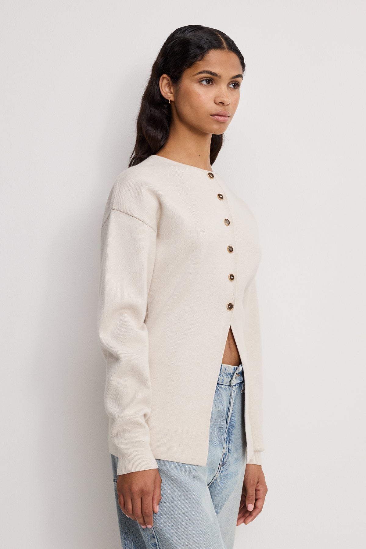 EXAGGERATED SLEEVE CARDIGAN SWEATER | LIGHT TAUPE-2 | GOOD AMERICAN | MODEL_A