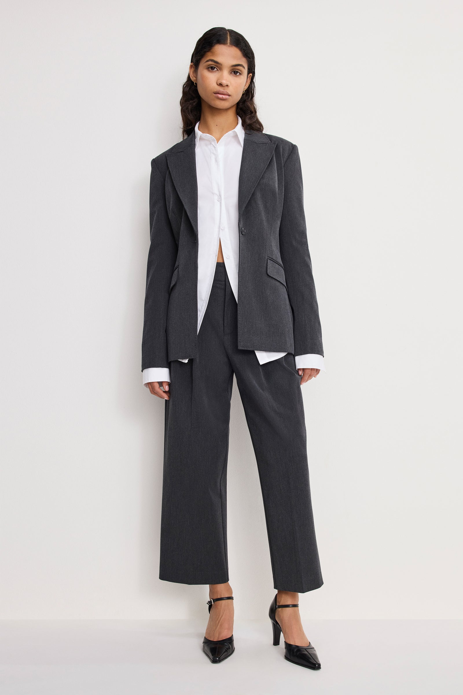 ESSENTIAL SUITING PLEATED CROPPED TROUSERS | DARK HEATHER GRAY