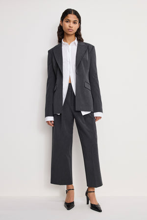 ESSENTIAL SUITING PLEATED CROPPED TROUSERS | DARK HEATHER GRAY