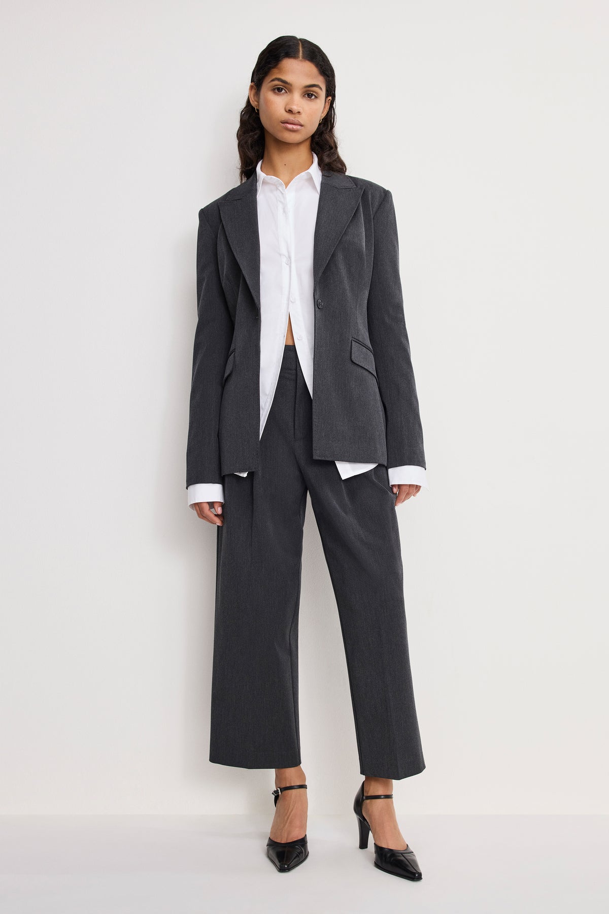 ESSENTIAL SUITING PLEATED CROPPED TROUSERS | DARK HEATHER GRAY-1 | GOOD AMERICAN | MODEL_A