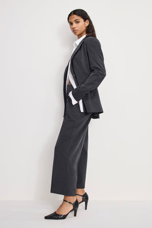 ESSENTIAL SUITING PLEATED CROPPED TROUSERS | DARK HEATHER GRAY