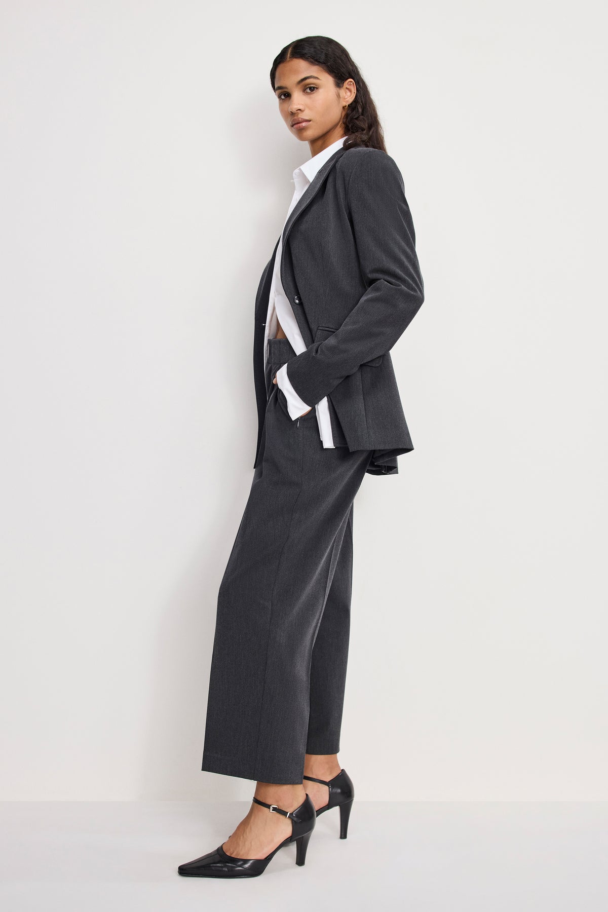 ESSENTIAL SUITING PLEATED CROPPED TROUSERS | DARK HEATHER GRAY-3 | GOOD AMERICAN | MODEL_A