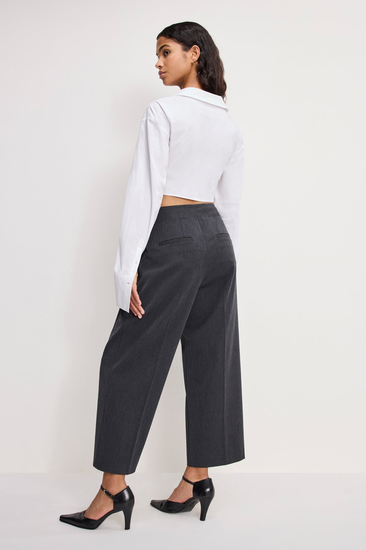 ESSENTIAL SUITING PLEATED CROPPED TROUSERS | DARK HEATHER GRAY-4 | GOOD AMERICAN | MODEL_A