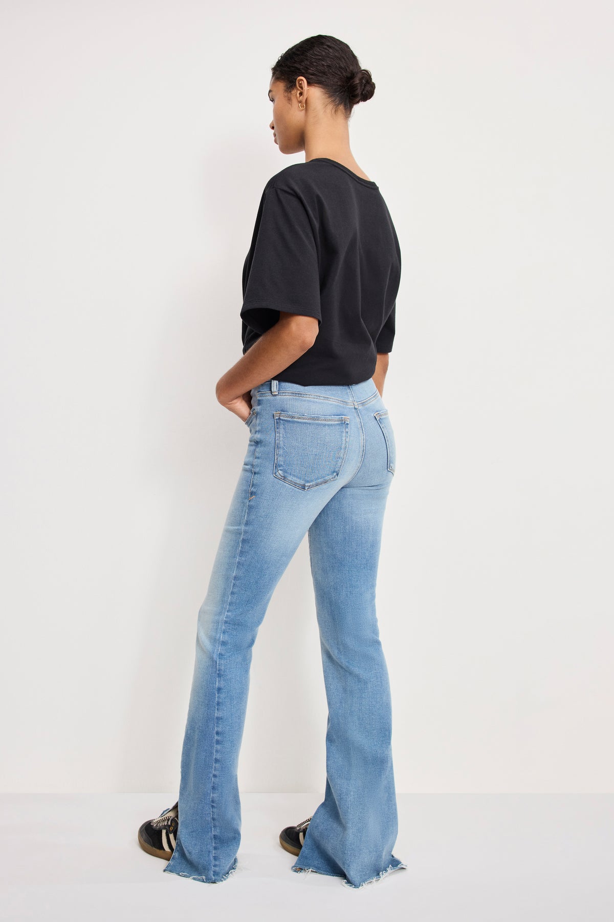 SOFT TECH GOOD LEGS FLARE JEANS | INDIGO995-3 | GOOD AMERICAN | MODEL_A