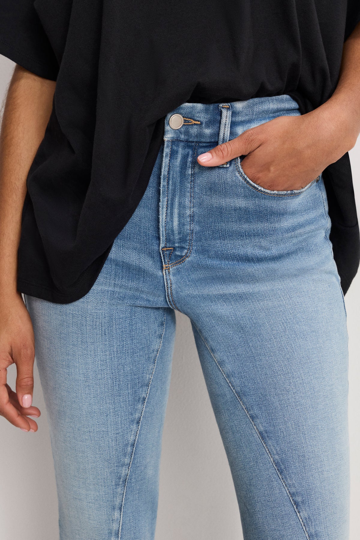 SOFT TECH GOOD LEGS FLARE JEANS | INDIGO995-5 | GOOD AMERICAN | MODEL_A