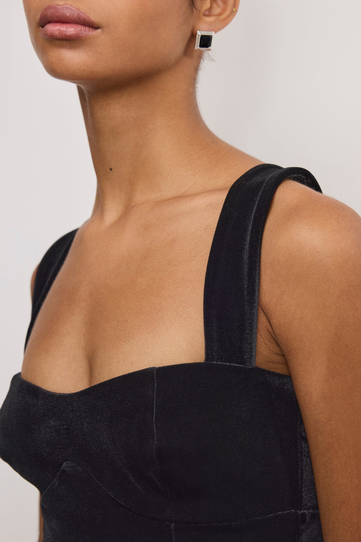 VELVET MINI DRESS | BLACK001-4 | GOOD AMERICAN | MODEL_A
