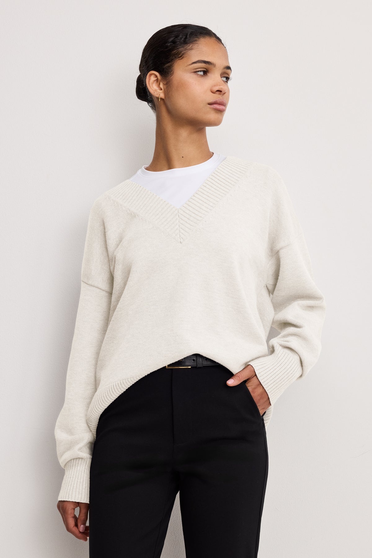 DEEP V KNIT SWEATER | VANILLA001-1 | GOOD AMERICAN | MODEL_A