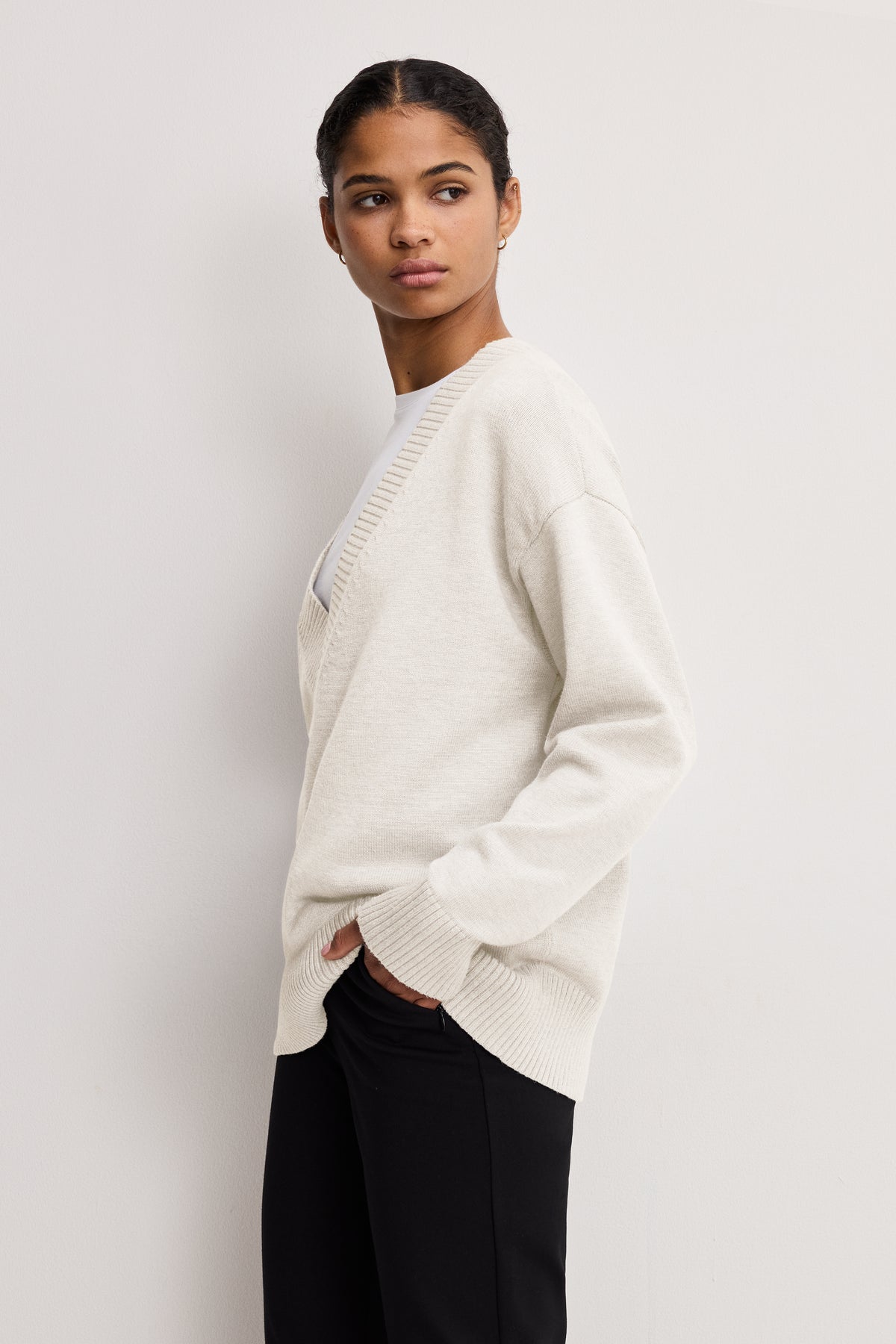 DEEP V KNIT SWEATER | VANILLA001-2 | GOOD AMERICAN | MODEL_A