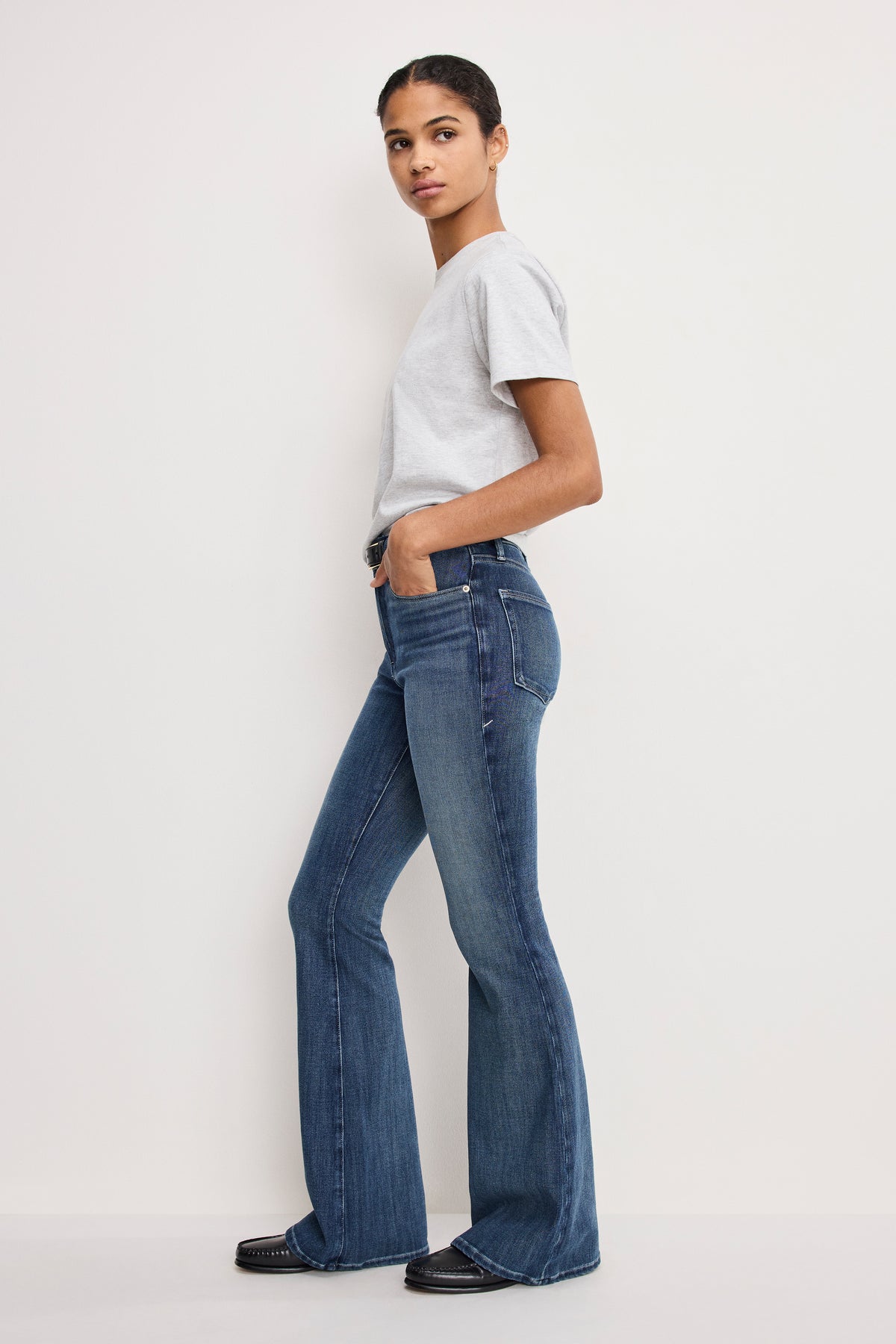 SOFT TECH GOOD LEGS FLARE JEANS | INDIGO855-3 | GOOD AMERICAN | MODEL_A