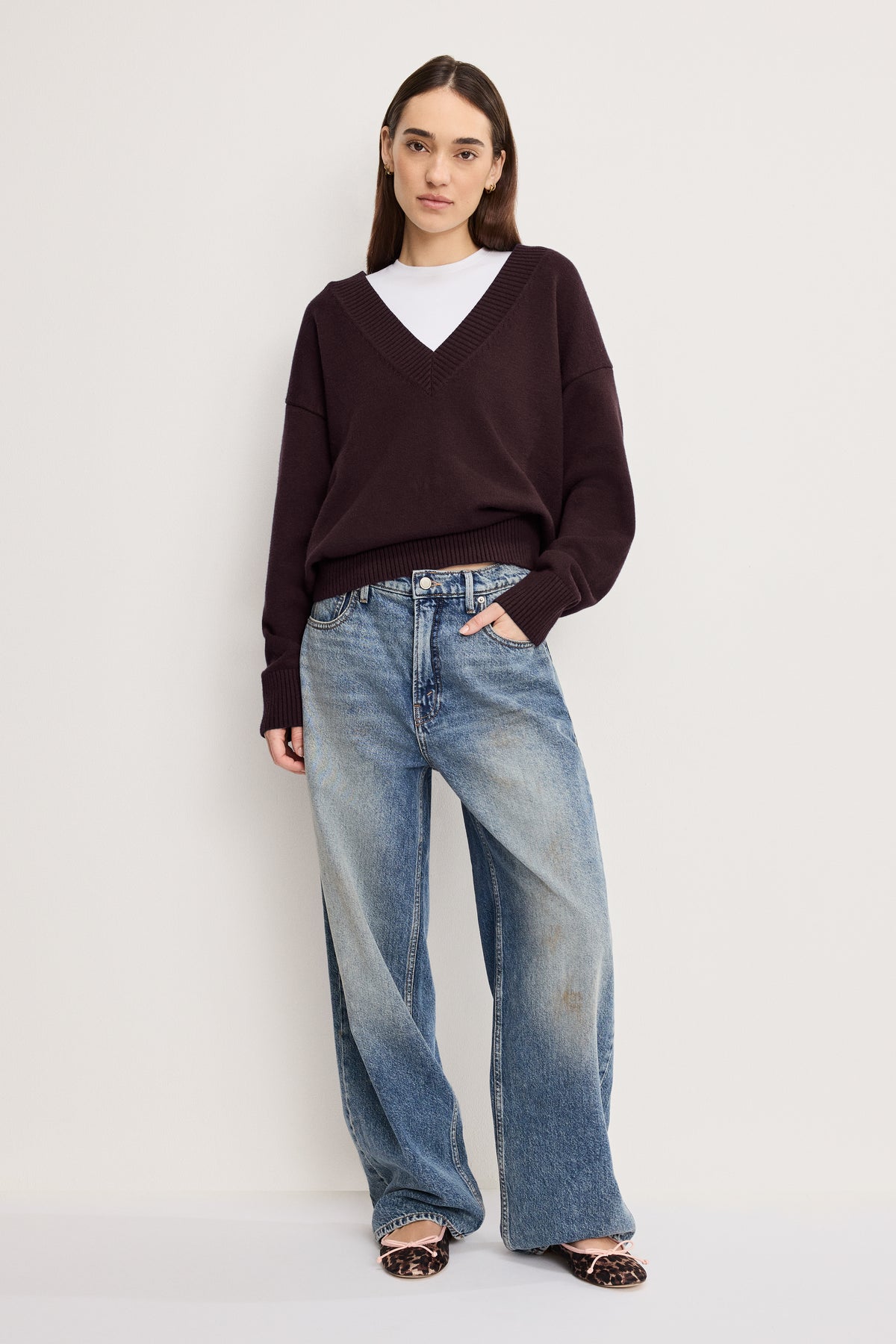 DEEP V KNIT SWEATER | BARK003-1 | GOOD AMERICAN | MODEL_A